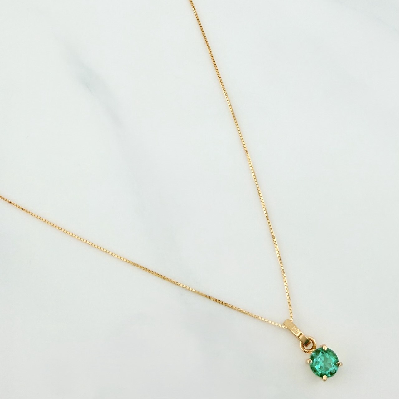 Set Cadena Veneciana + Dije Circulo Esmeralda 28Pts / 1.4 g / 17 3/4 in Oro Amarillo 18K