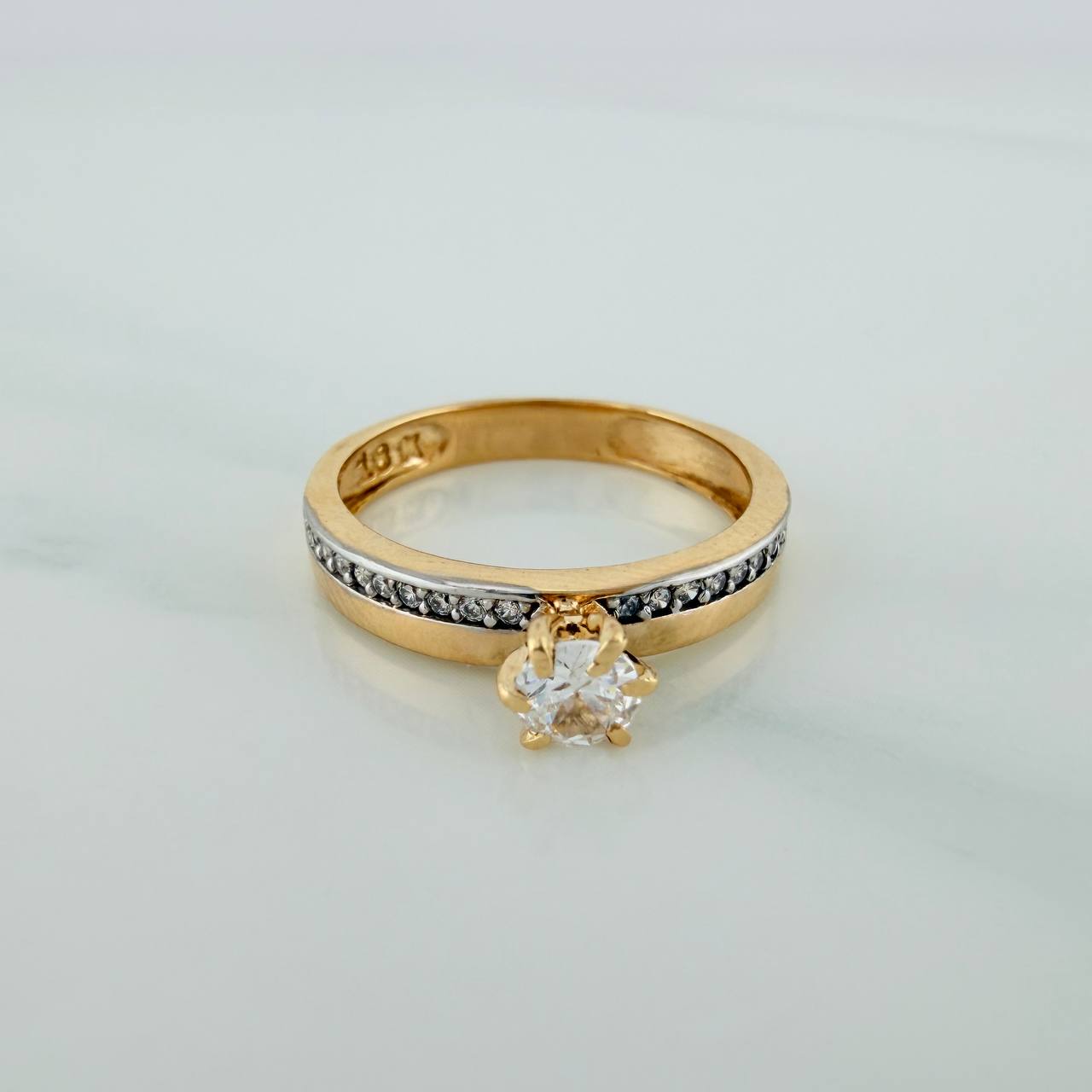 Anillo Solitario Churumbela 2.45gr / T5 1/2 / 1 in / Dos Oros Amarillo Blanco 18K $