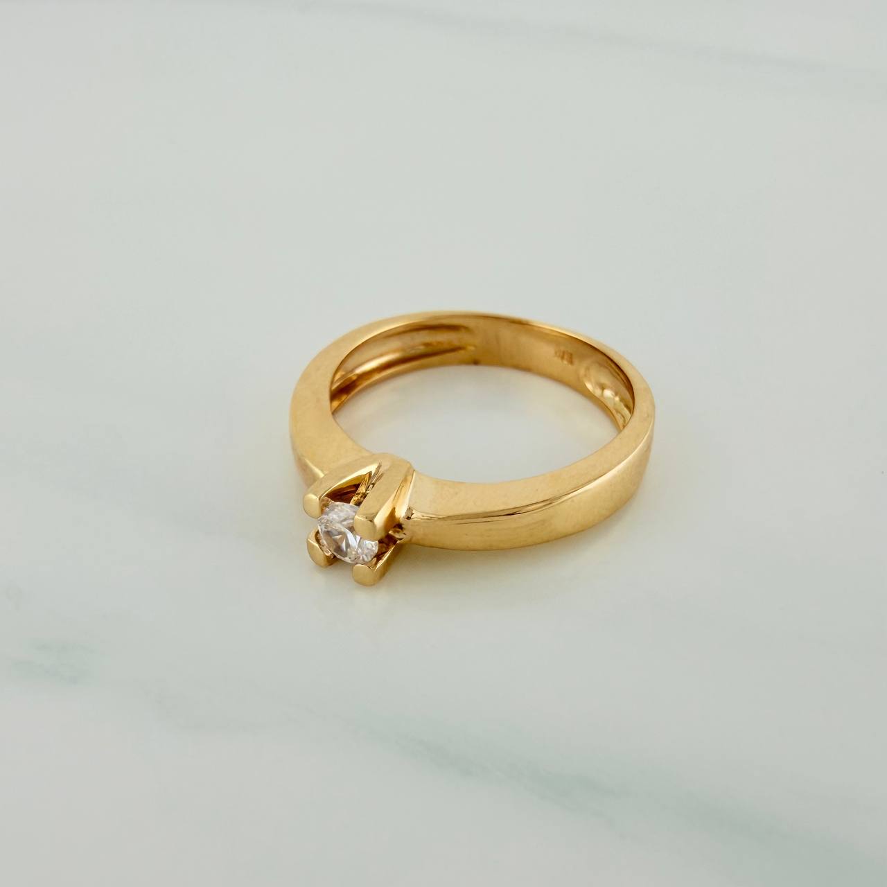 Anillo Solitario 3.65gr / T6 3/4 / 1 in / Oro Amarillo 18K $