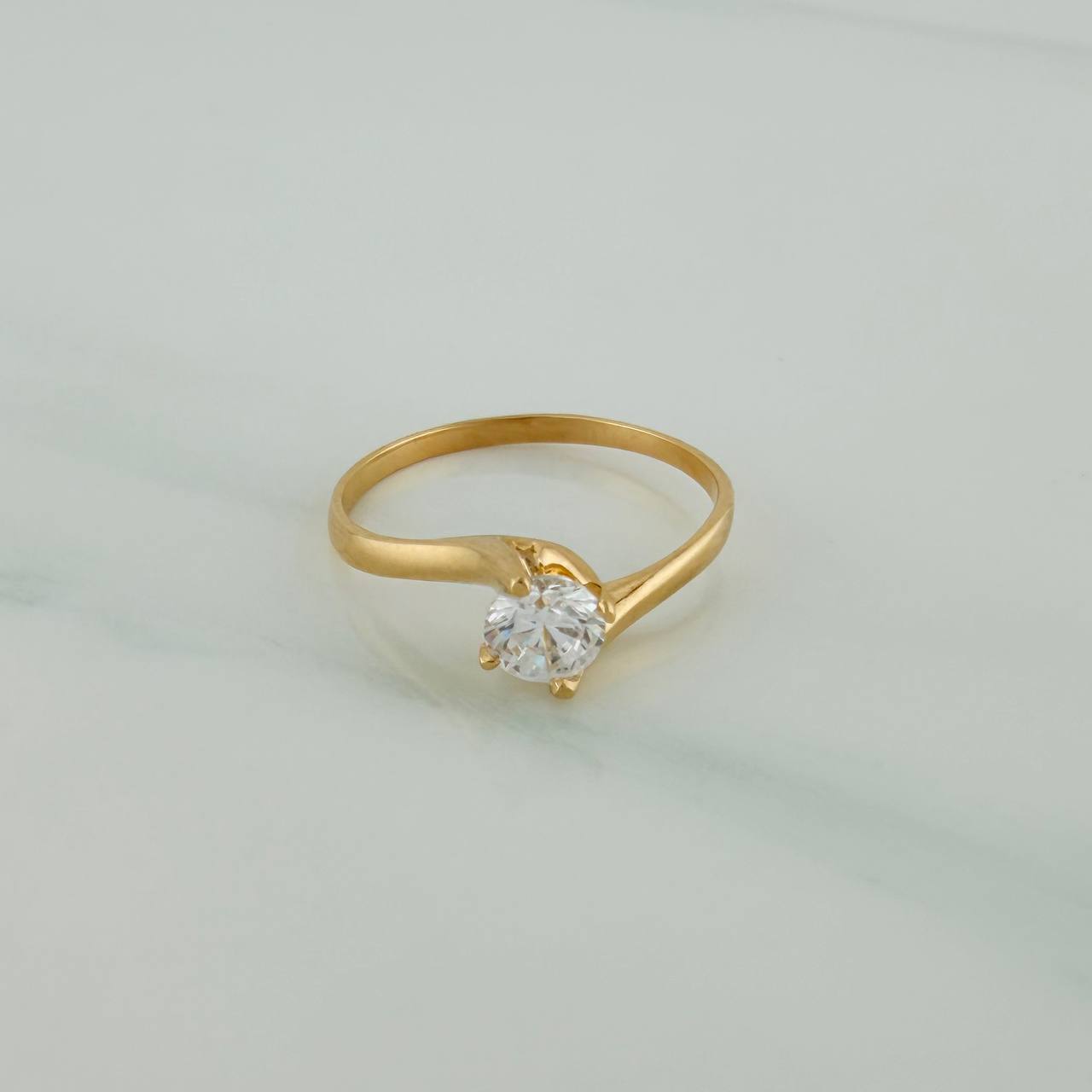 Crossed Line Solitaire Ring 1.45gr / T5 1/2 / 3/4 in / Yellow Gold 18K $