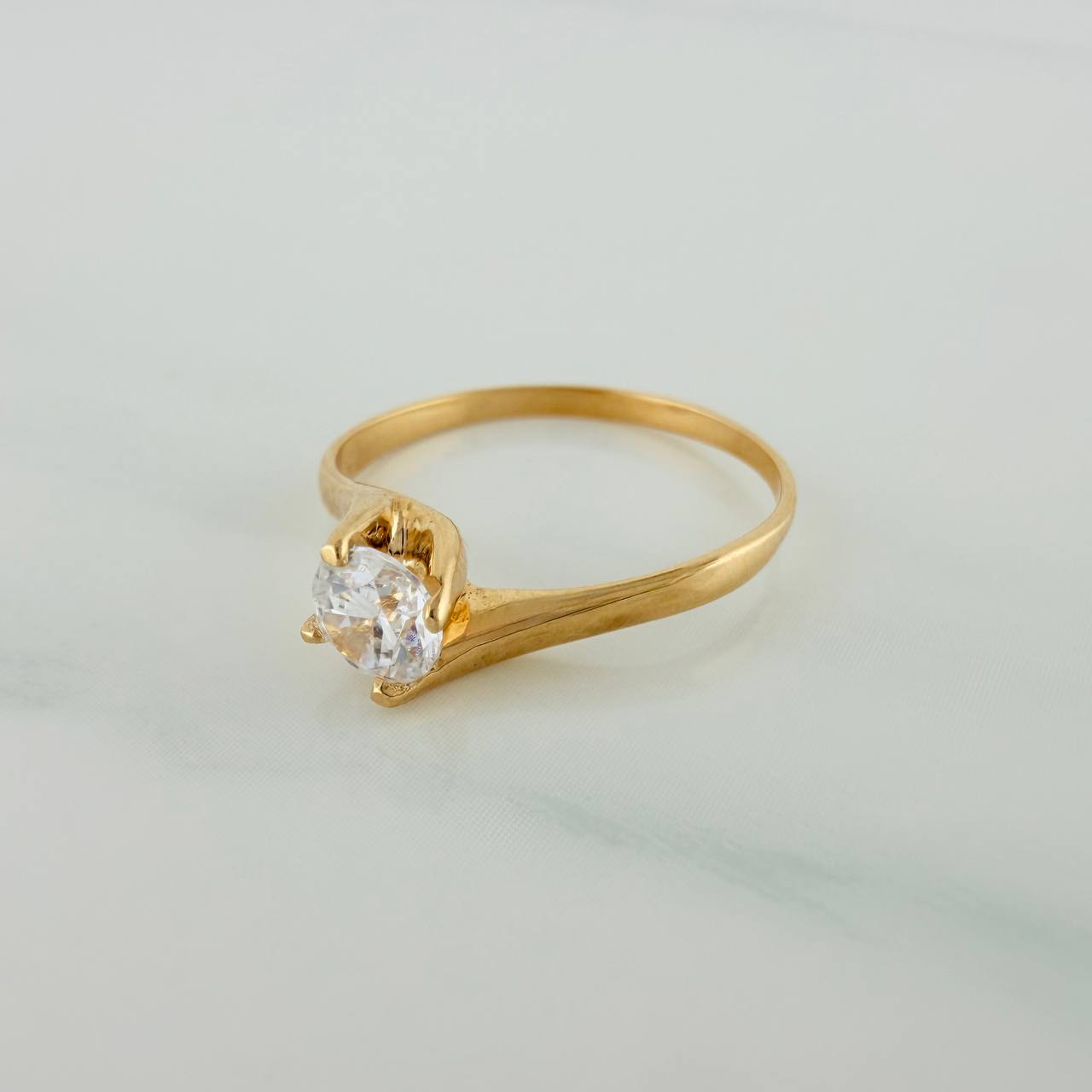 Crossed Line Solitaire Ring 1.45gr / T5 1/2 / 3/4 in / Yellow Gold 18K $