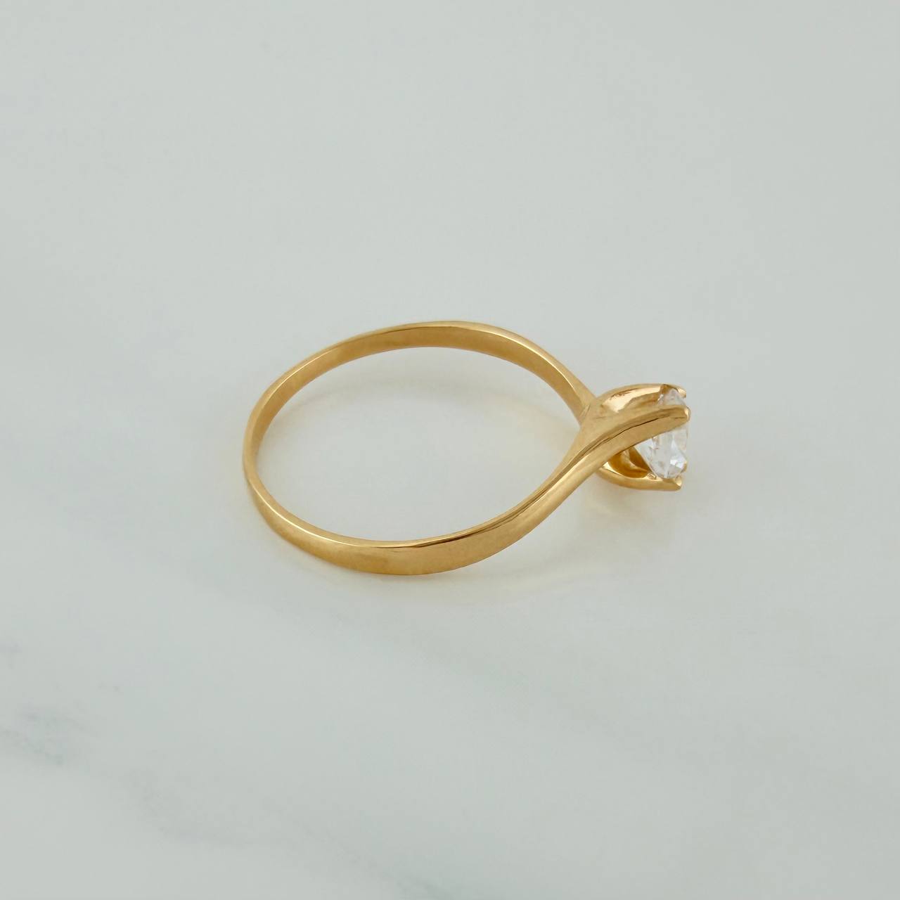 Crossed Line Solitaire Ring 1.45gr / T5 1/2 / 3/4 in / Yellow Gold 18K $