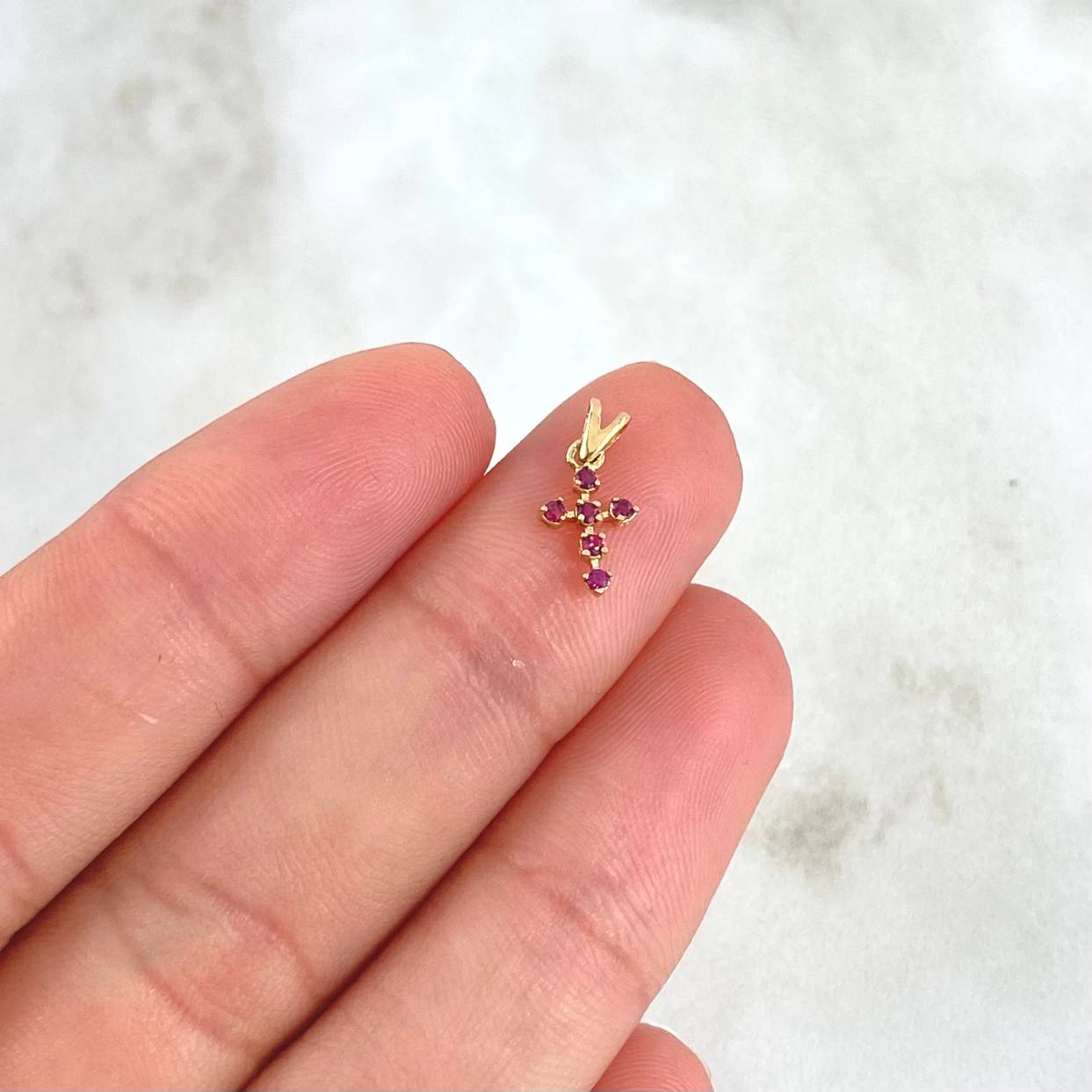 Dije Cruz 0.25gr / 1.2cm / Rubys 10Pts Oro Amarillo 18K (Joya) ©