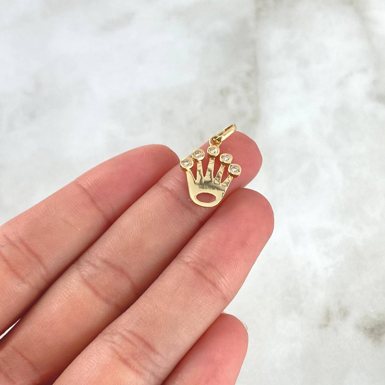 Dije Corona Rx 1.2gr / 2.1cm / Circones Blancos  Oro Amarillo 18K *