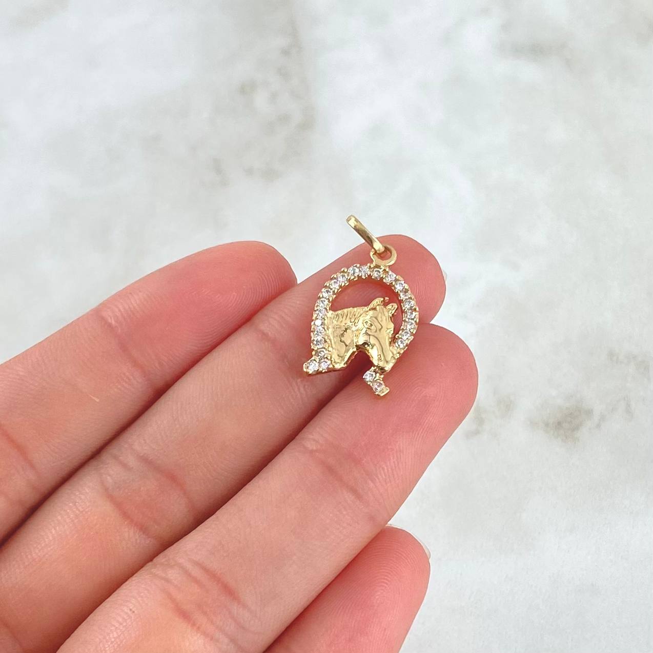 Dije Herradura Caballo 1.8gr / 2.4cm / Circones Blancos  Oro Amarillo 18K *