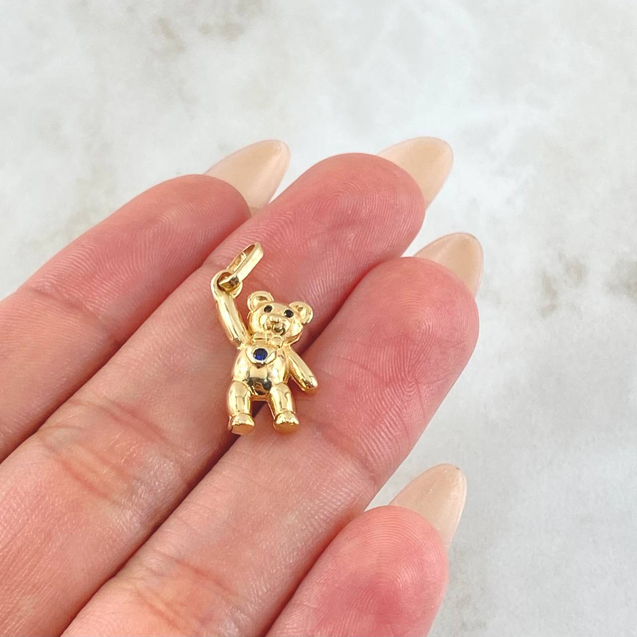 Pendant Bear Hand Up 1.85gr / 0.9in / 18K Gold