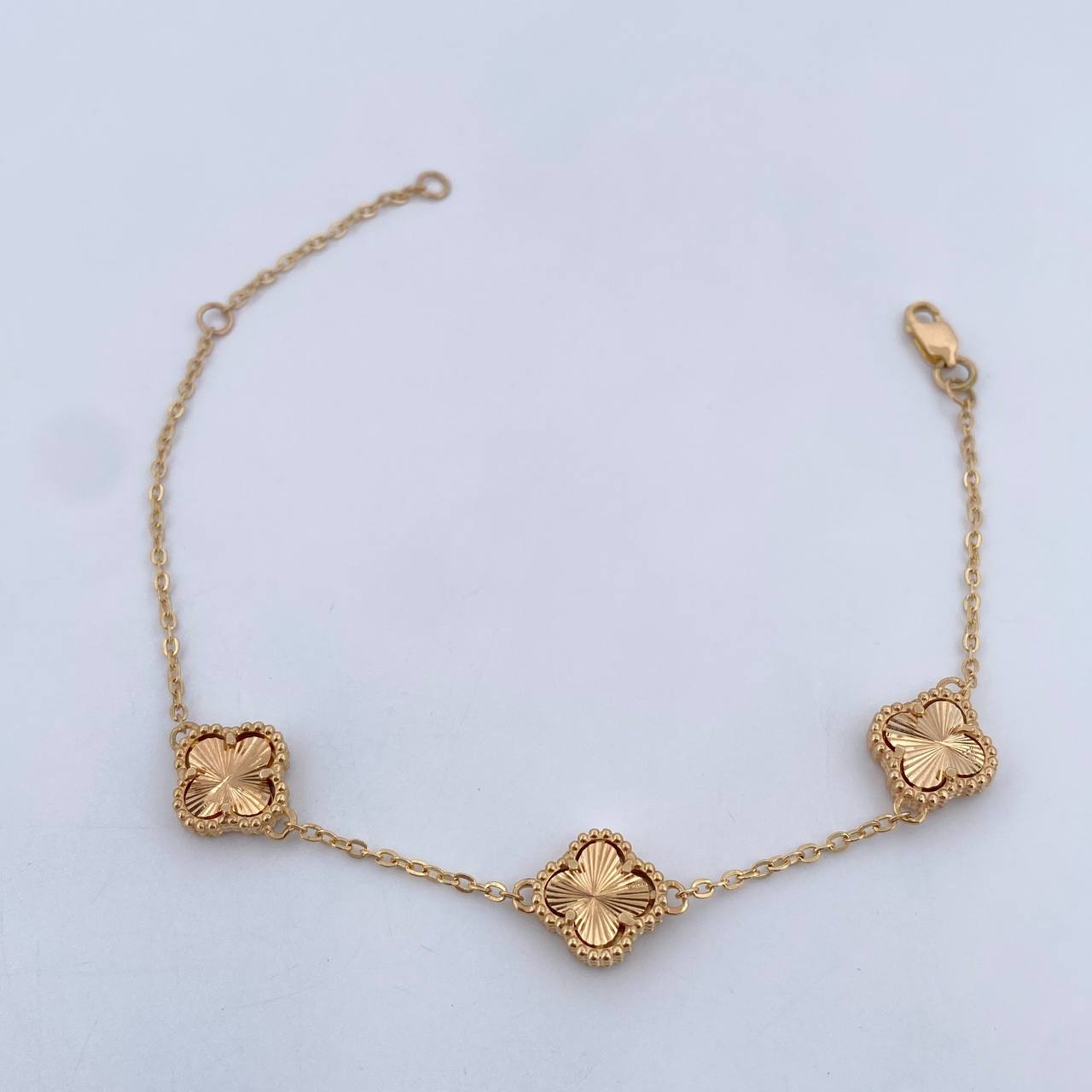 Pulso Espiga Trebol Gradual 4.7gr / 16.2cm-19cm / 1.4mm Diamantado Oro Amarillo 18K $