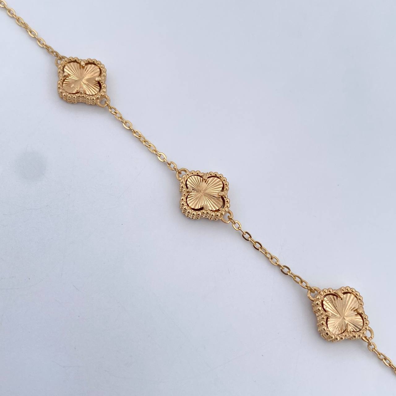 Pulso Espiga Trebol Gradual 4.7gr / 16.2cm-19cm / 1.4mm Diamantado Oro Amarillo 18K $