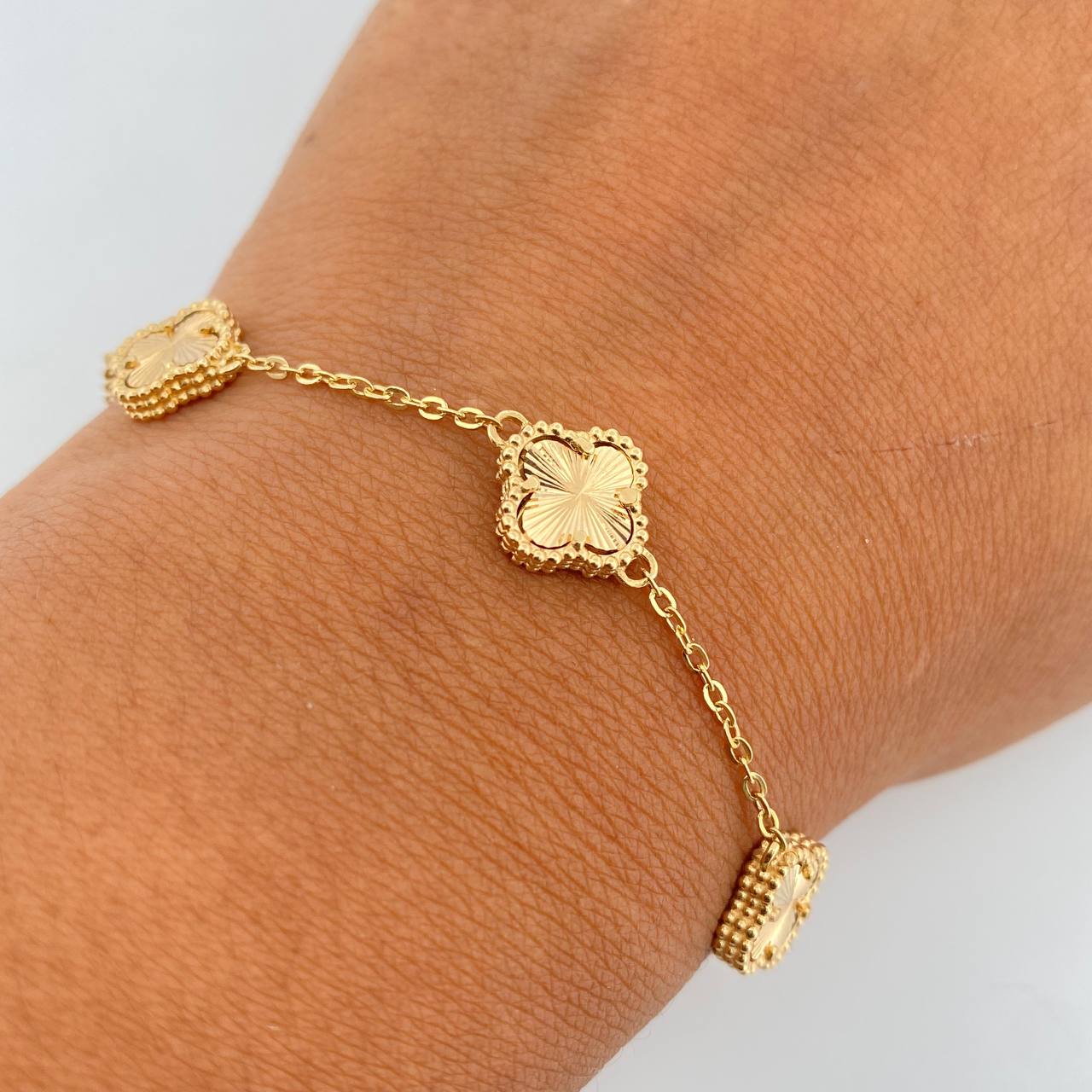 Pulso Espiga Trebol Gradual 4.7gr / 16.2cm-19cm / 1.4mm Diamantado Oro Amarillo 18K $