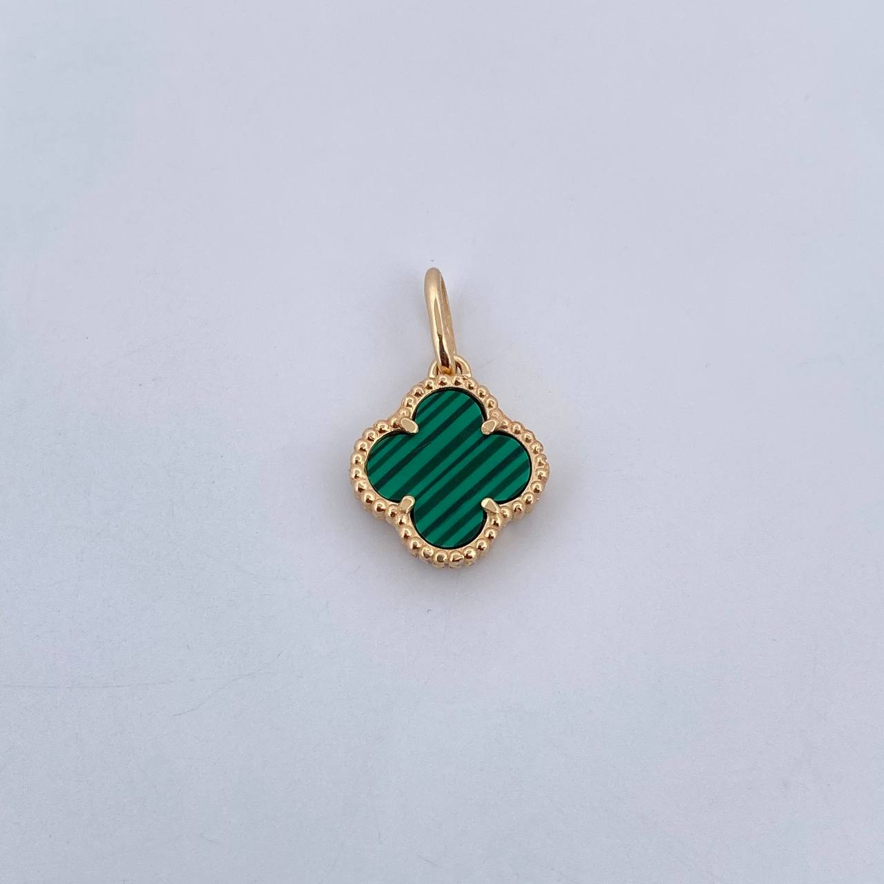 Dije Trebol  1.5gr / 1.9cm / Malaquita Verde Oro Amarillo 18K $