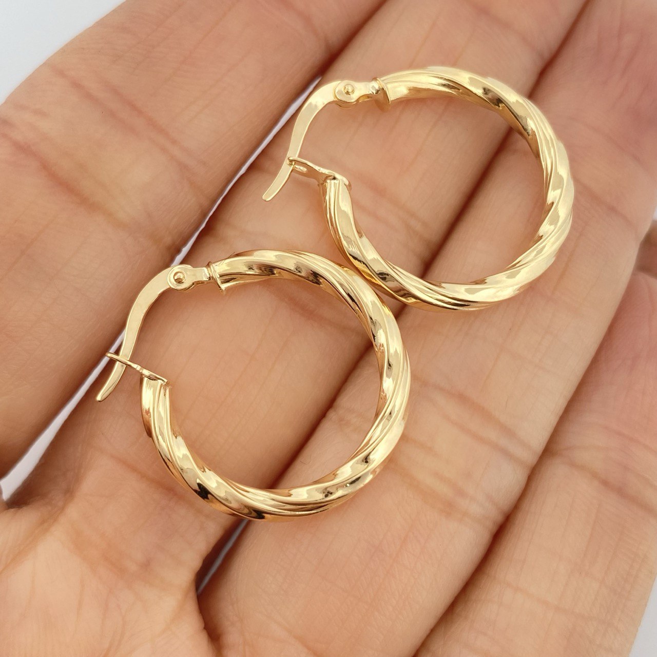 Hoop Earrings Mai 2.1gr / 1in / 18K Gold $