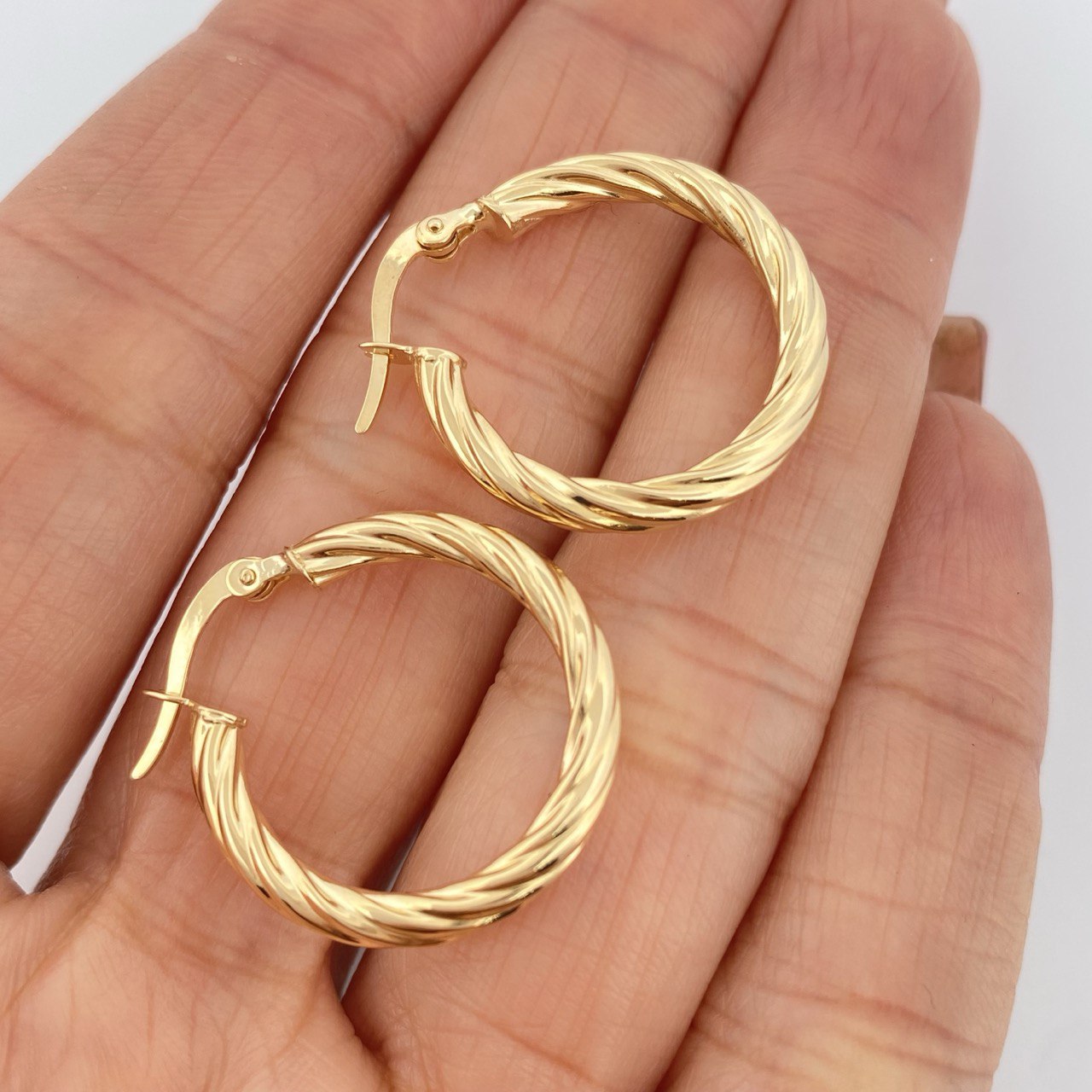 Mary Hoop Earrings 2.3gr / 1in / 18K Gold $