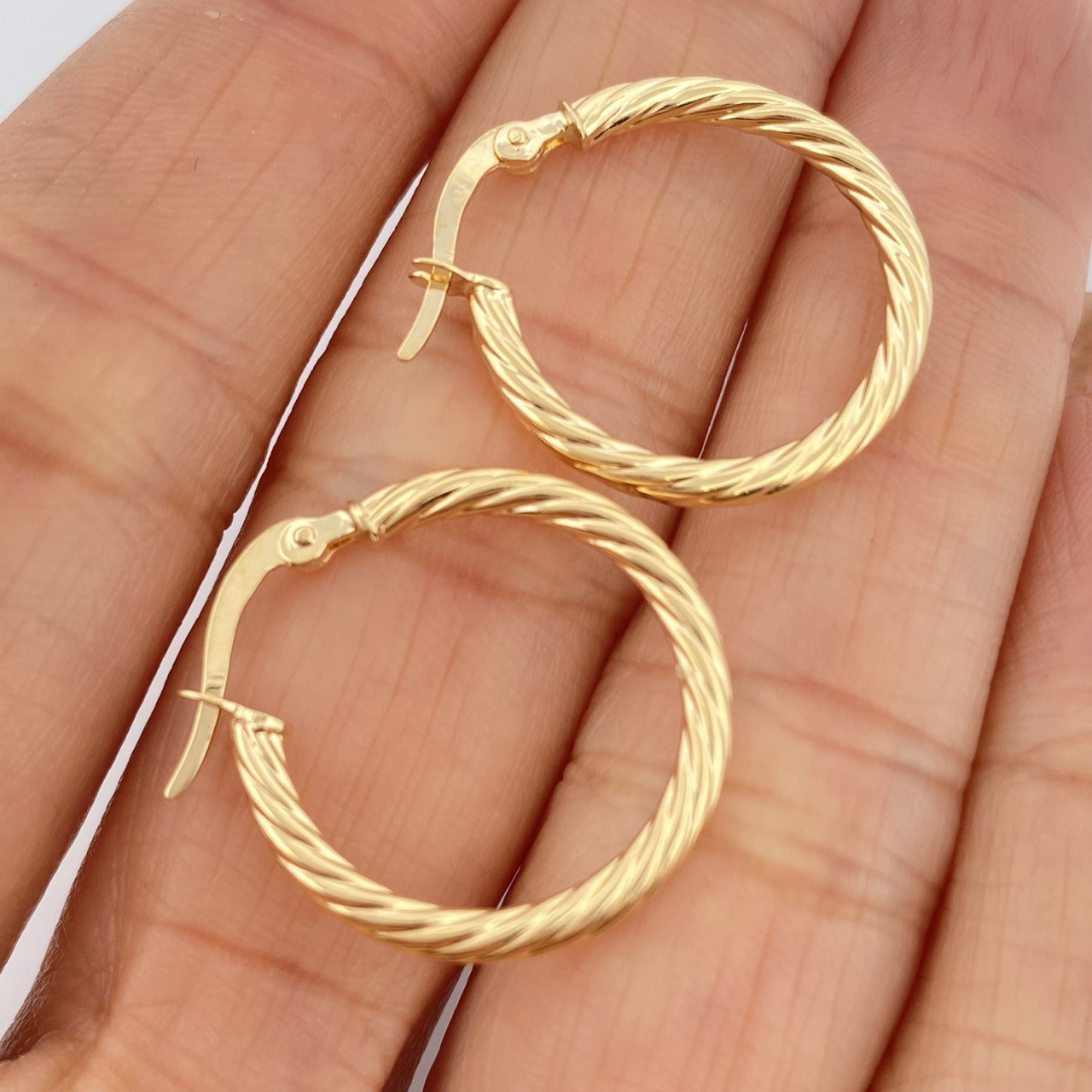 Hoop Earrings Mary 1.55gr / 1in / 18K Gold $