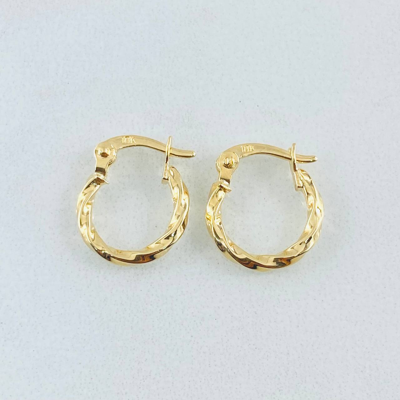 Kari Hoop Earrings 0.85gr / 0.5in / 18K Gold ©