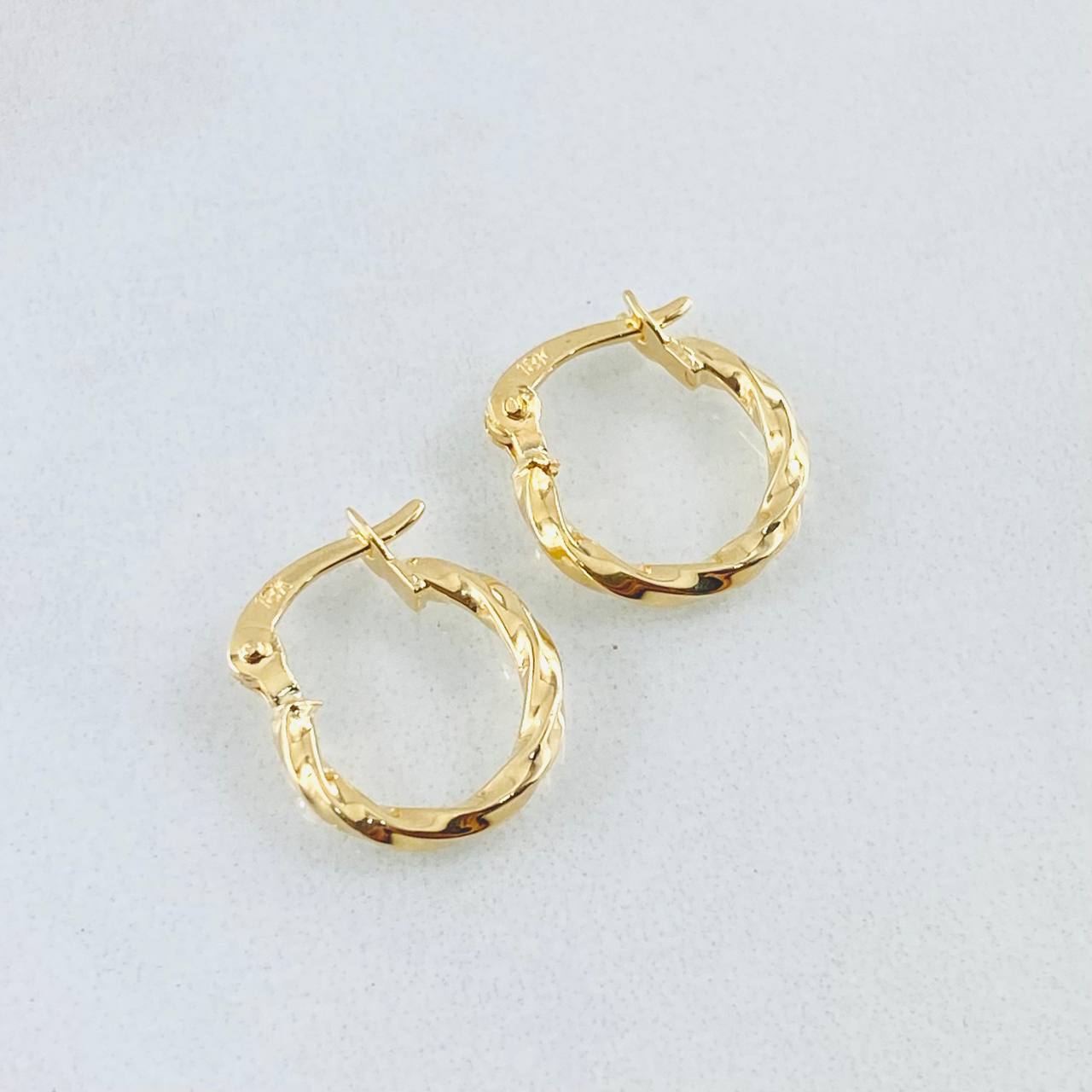 Kari Hoop Earrings 0.85gr / 0.5in / 18K Gold ©