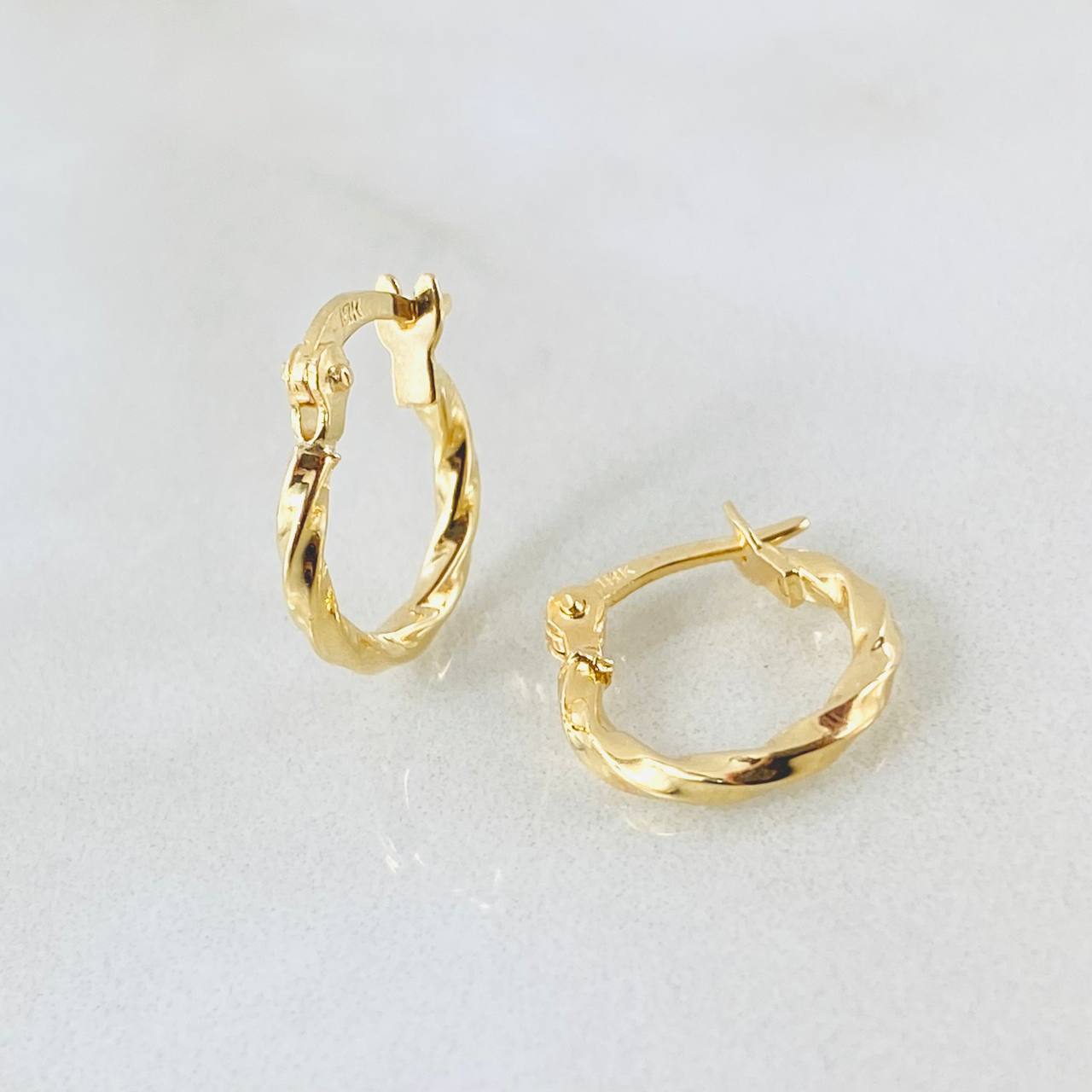 Kari Hoop Earrings 0.75gr / 1/2 in / 18K Gold