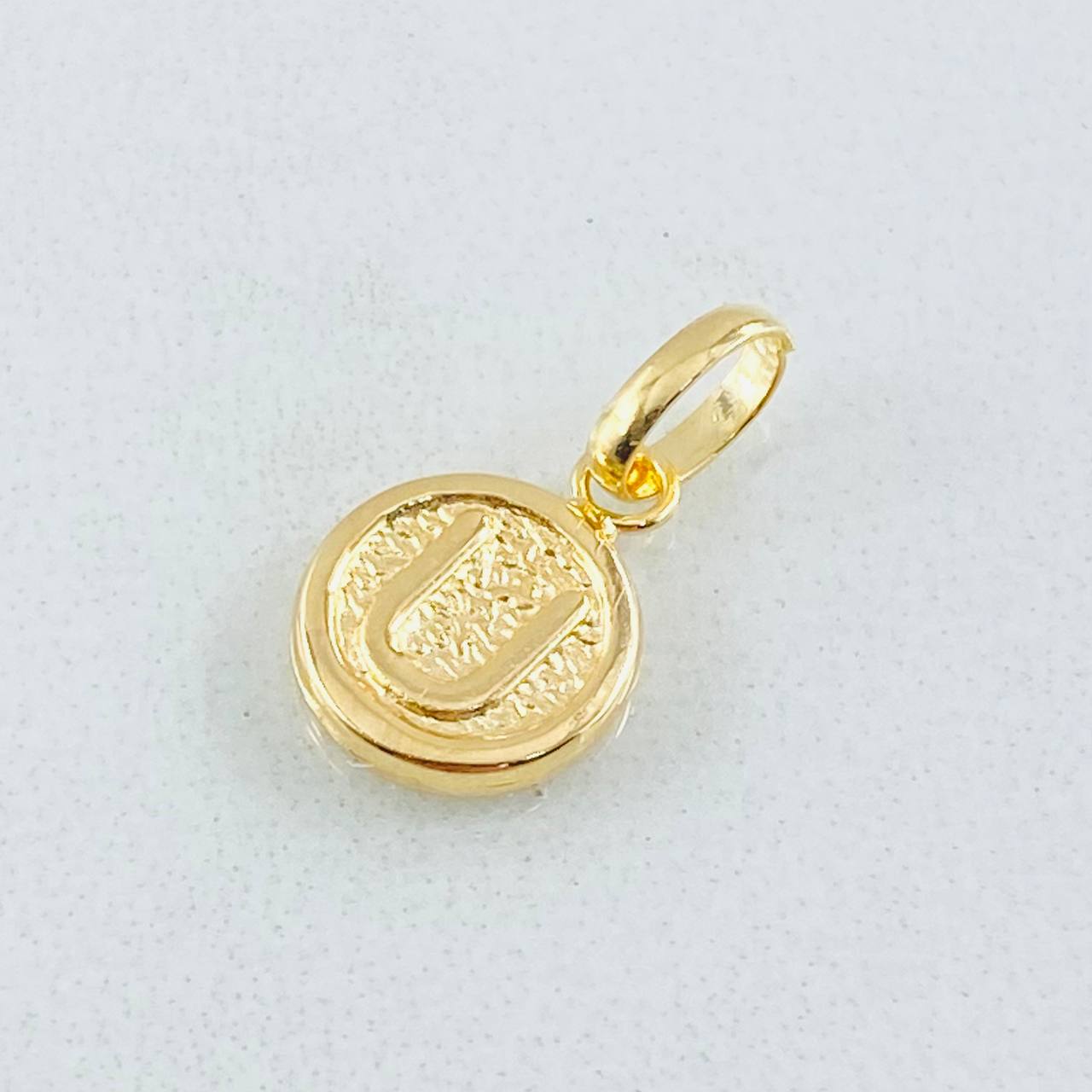 Dije Letra U 0.4gr / 1/2 in / Oro Amarillo 18K