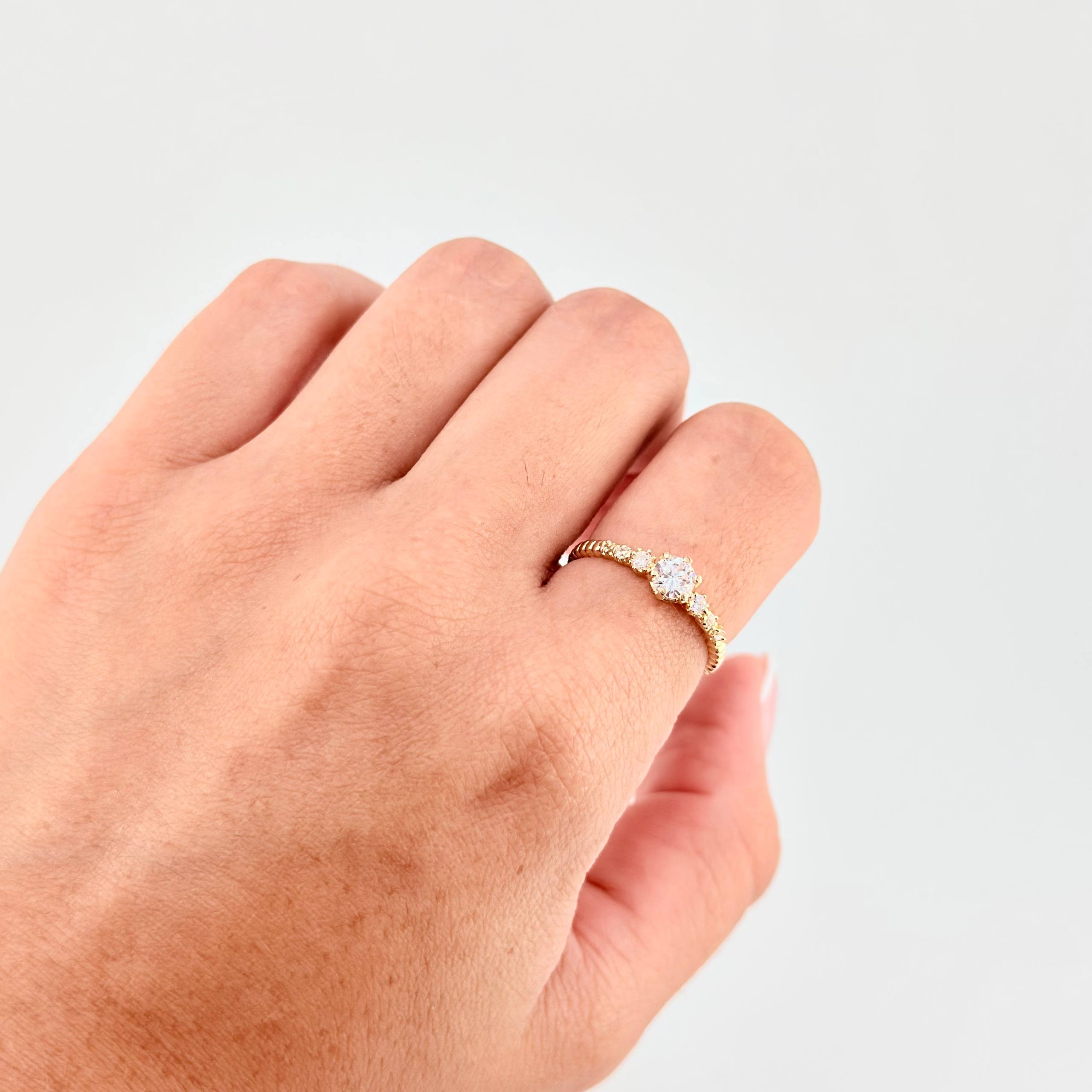 Anillo Solitario Chispa Escalada 1.9 g / T6 Oro Amarillo 18K