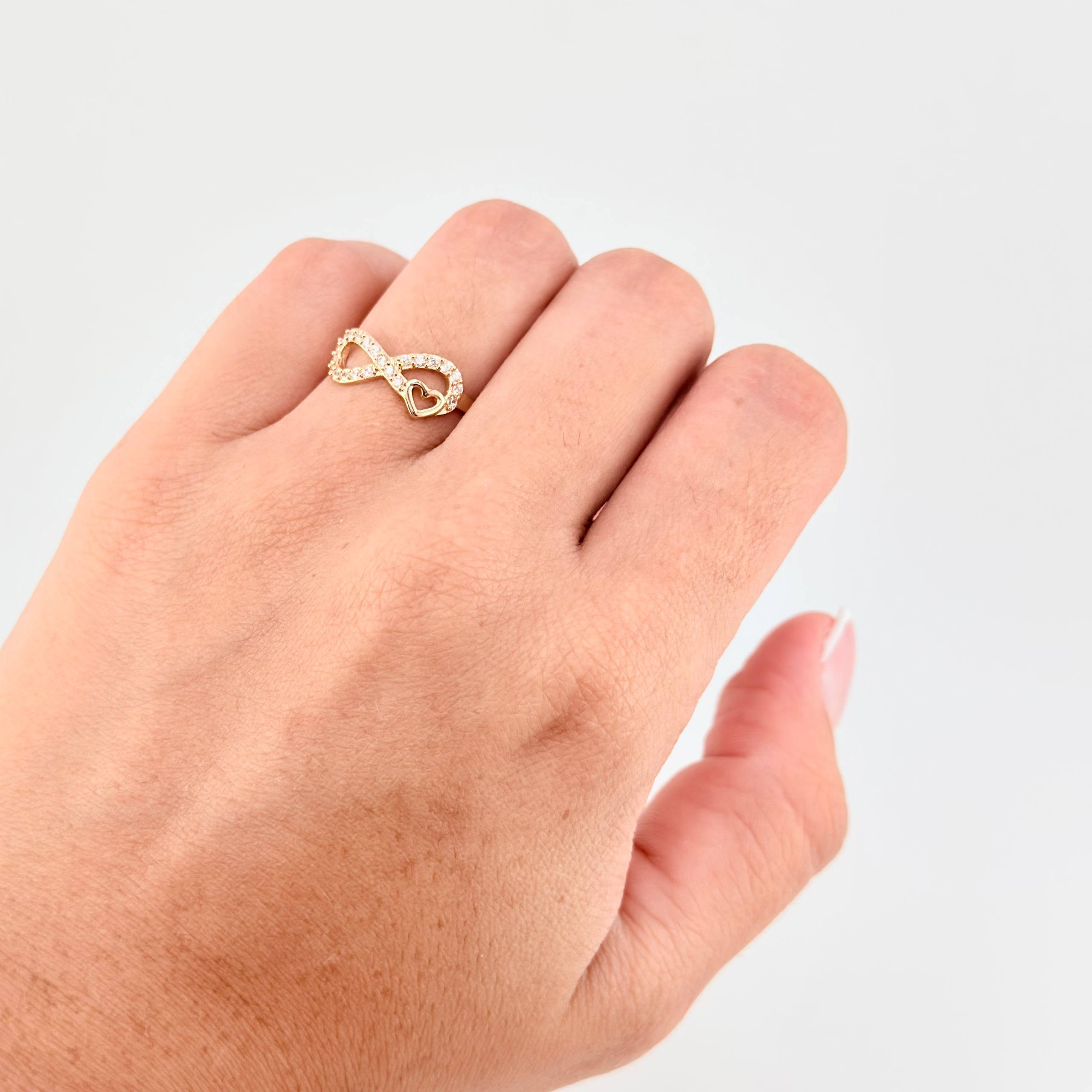 Anillo Infinito Corazón 1.75 g / T6 Oro Amarillo 18K