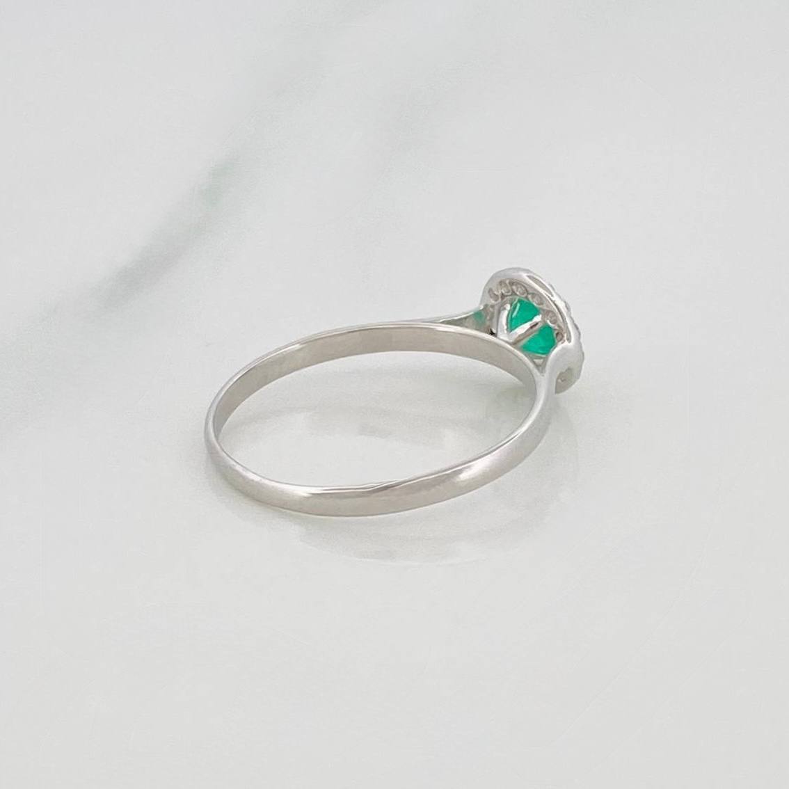 Anillo Solitario Halo Esmeralda 14 Pts 1 g / T6 Plata 925