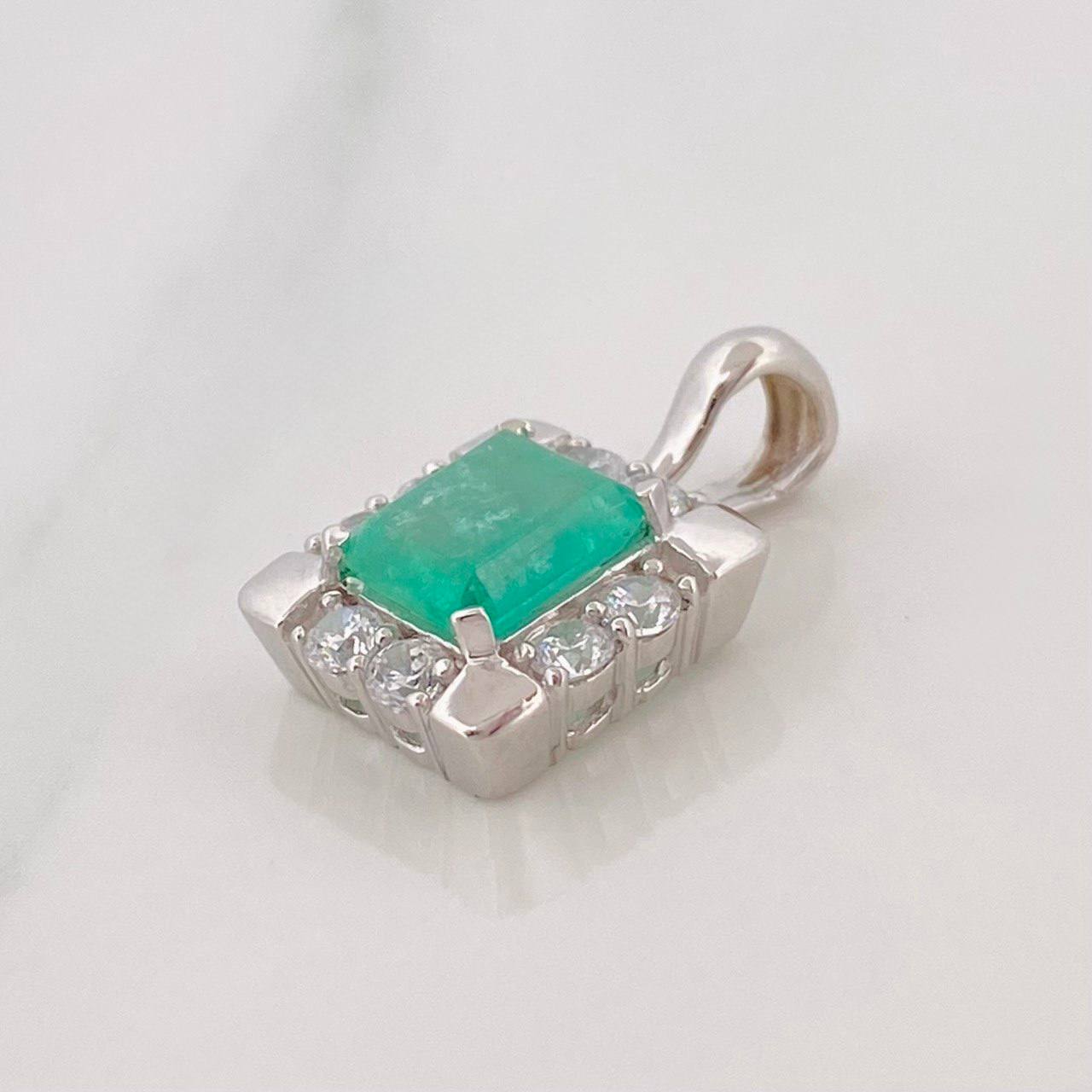 Dije Halo Esmeralda 1.22 Qts 1.7 g / 3/4 in Plata 925