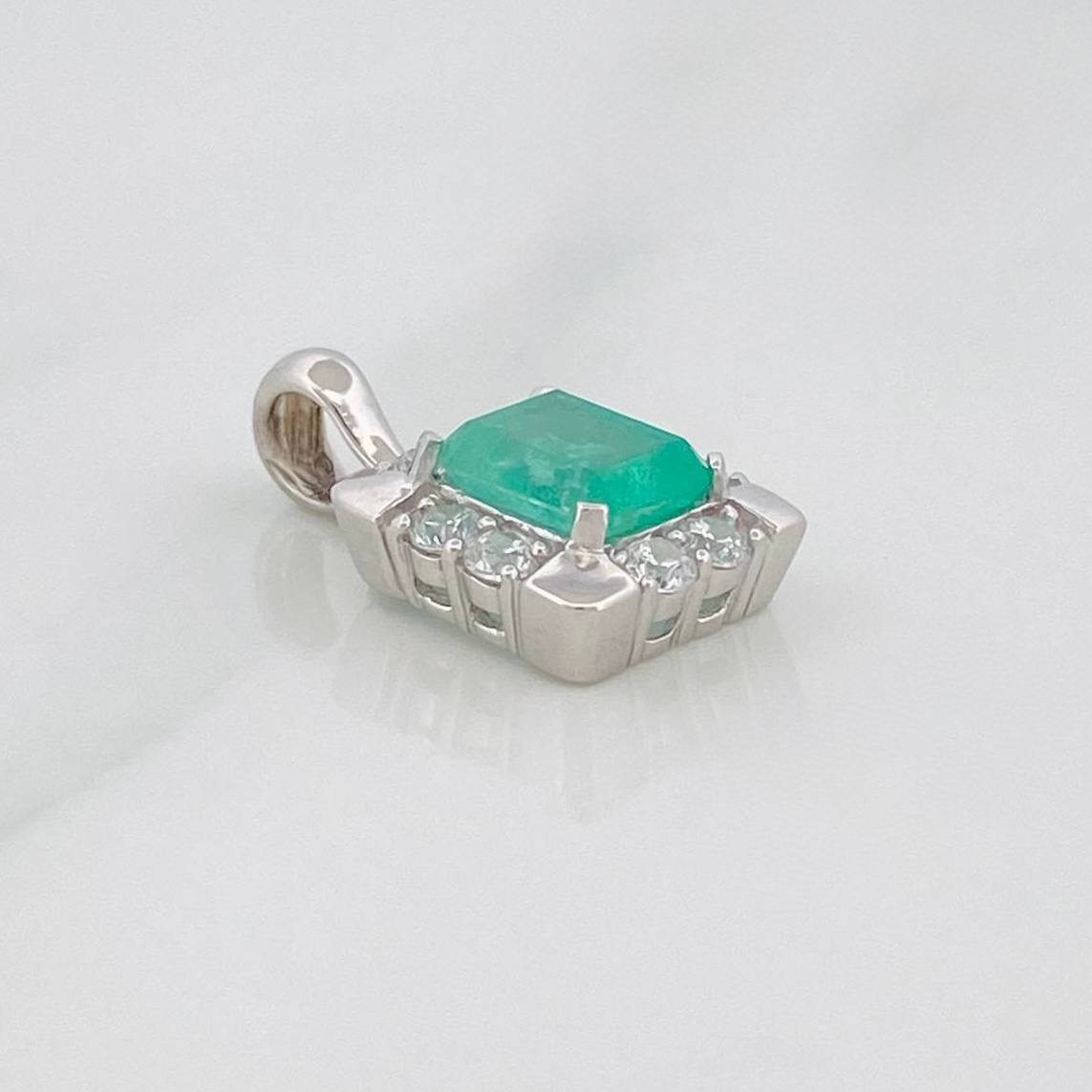 Dije Halo Esmeralda 1.22 Qts 1.7 g / 3/4 in Plata 925