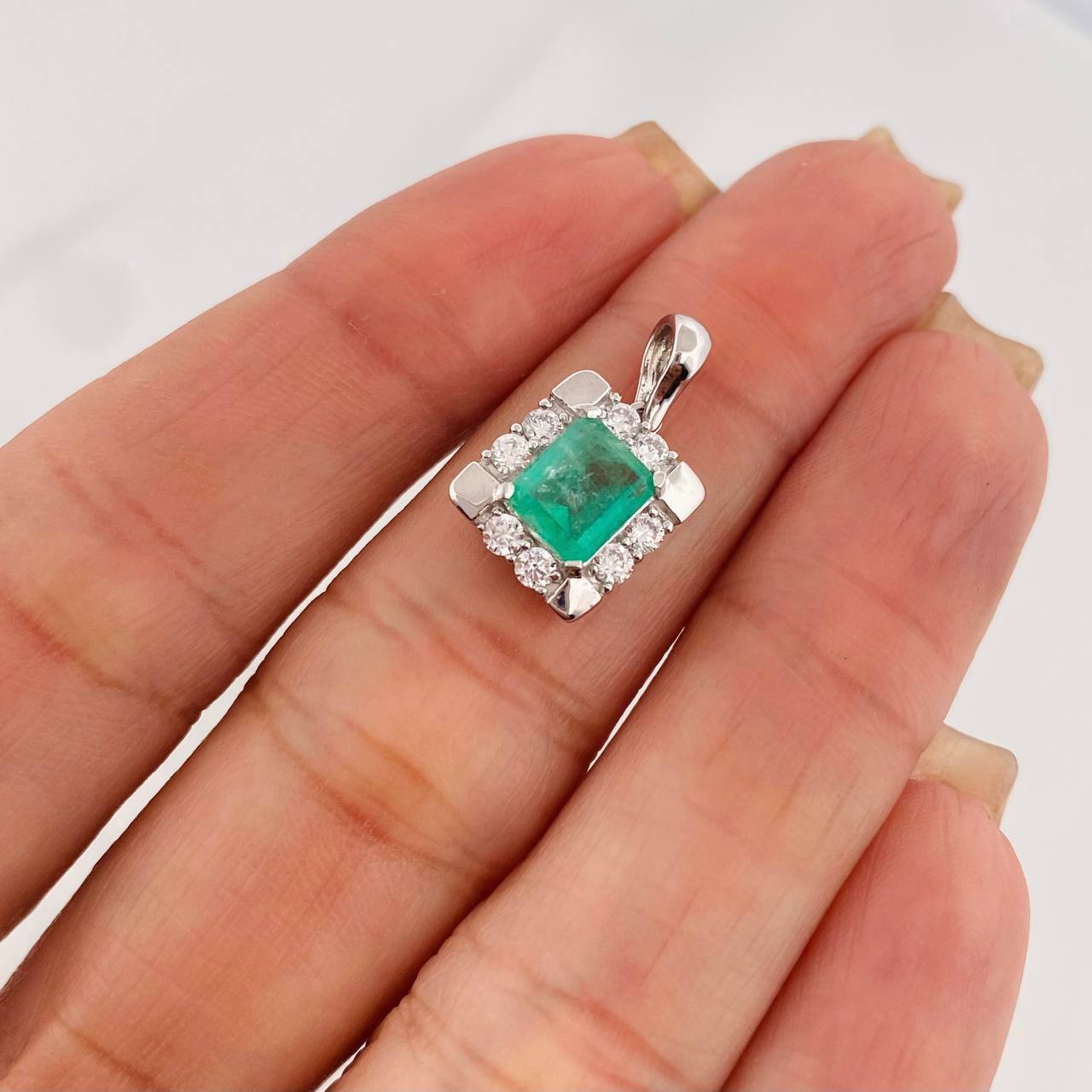 Dije Halo Esmeralda 1.22 Qts 1.7 g / 3/4 in Plata 925