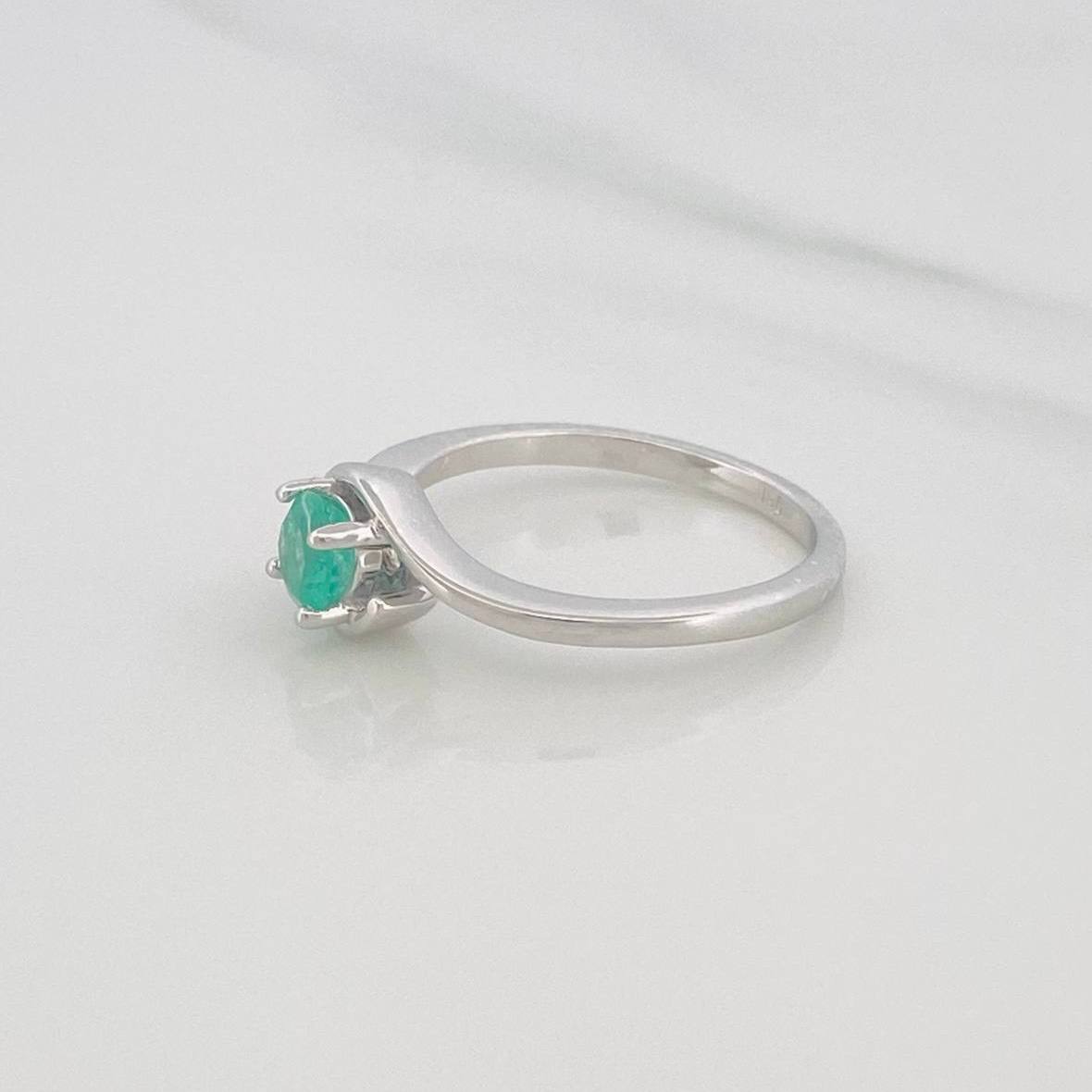 Emerald Solitaire Ring 41 Pts 2.05 g / T5 1/2 Silver 925