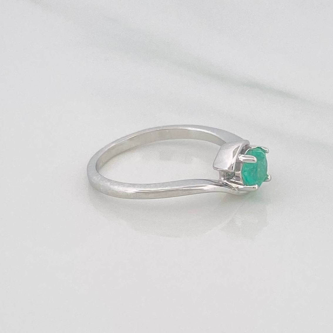 Emerald Solitaire Ring 41 Pts 2.05 g / T5 1/2 Silver 925