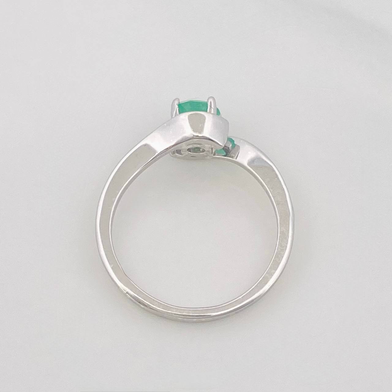 Emerald Solitaire Ring 41 Pts 2.05 g / T5 1/2 Silver 925