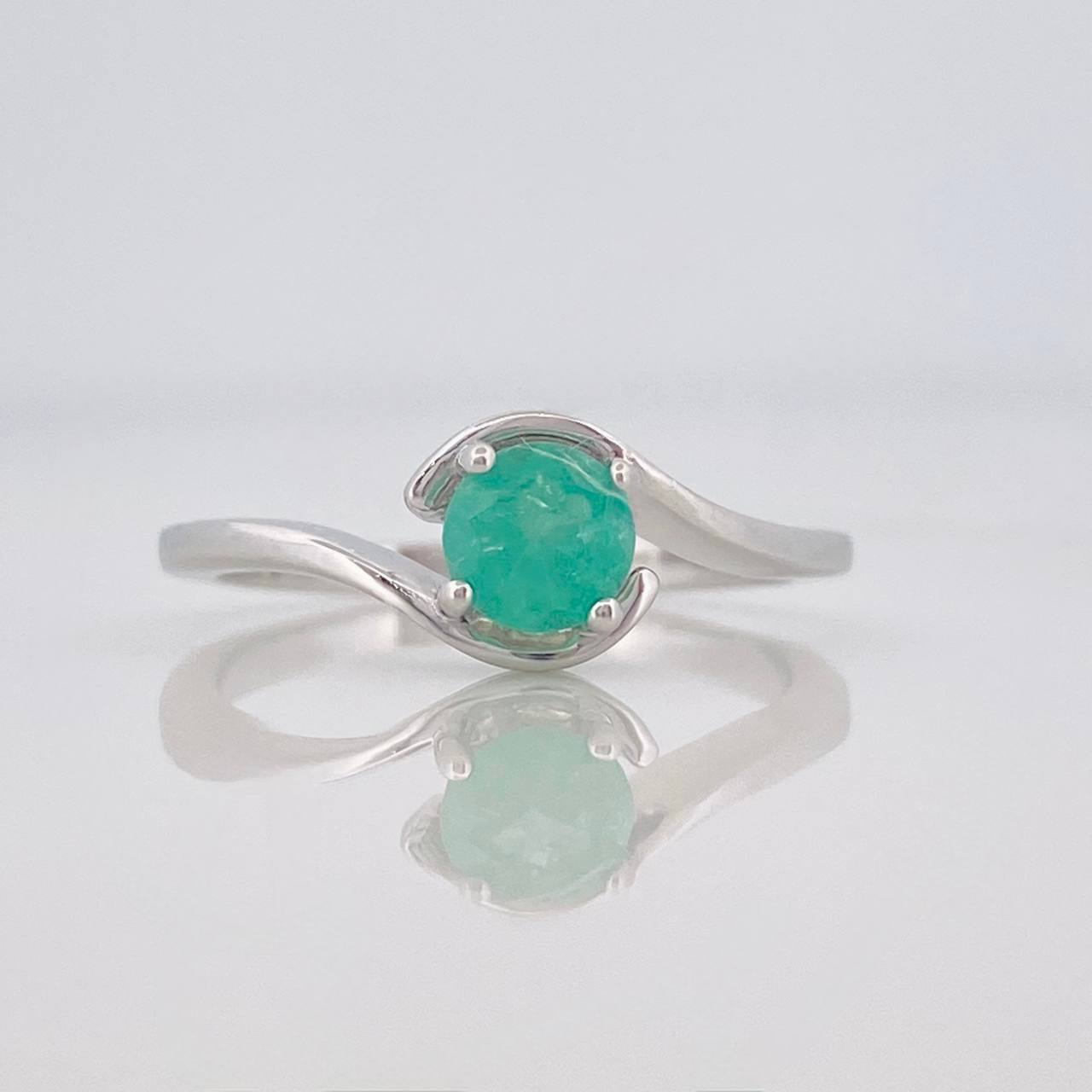 Emerald Solitaire Ring 41 Pts 2.05 g / T5 1/2 Silver 925