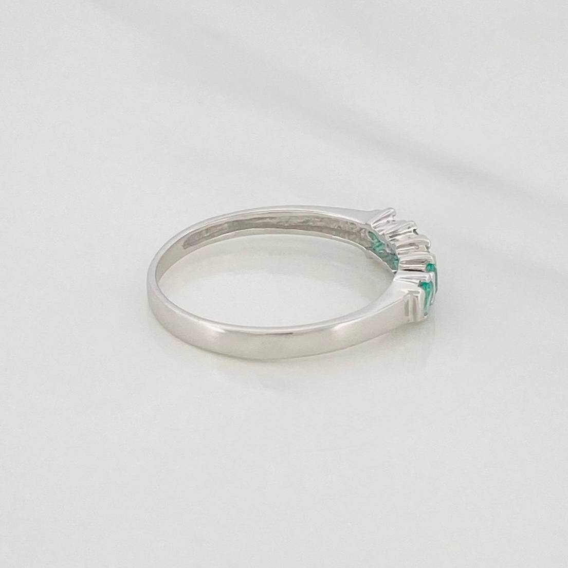Accordion Ring Emerald 45 Pts 1.4 g / Size 7 1/2 Silver 925