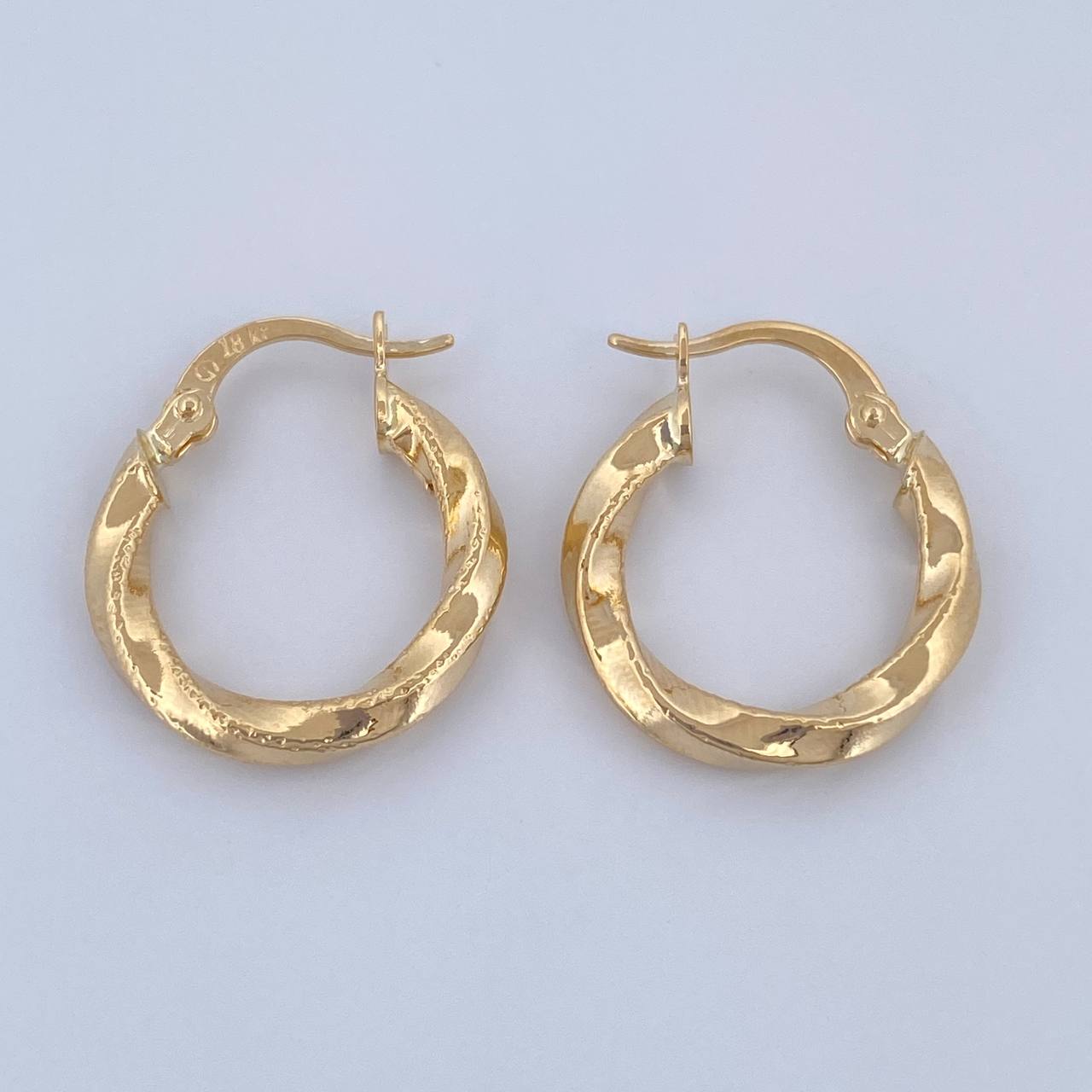 Hoop Earrings 1.75gr / 0.8in / 18K Gold &