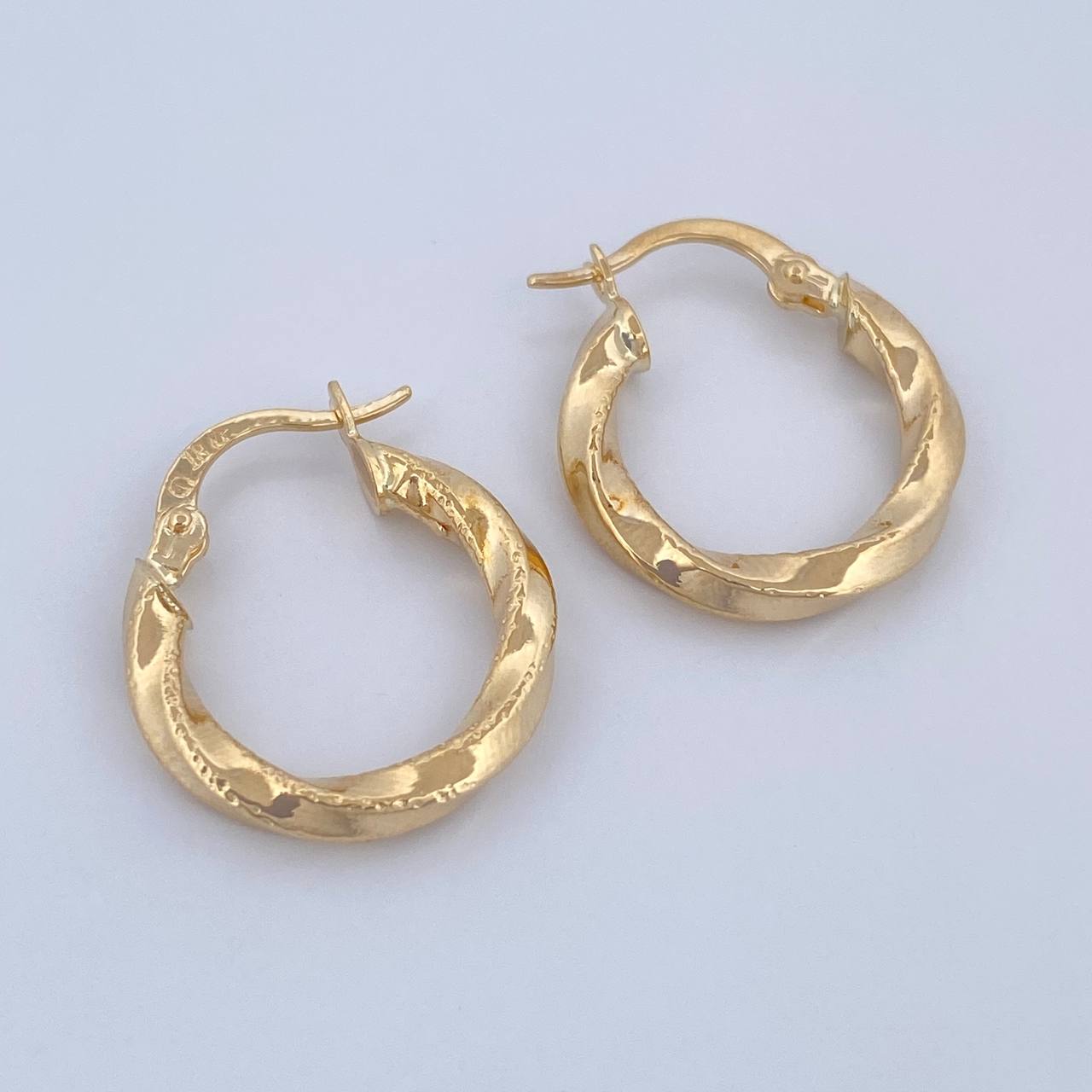 Hoop Earrings 1.75gr / 0.8in / 18K Gold &