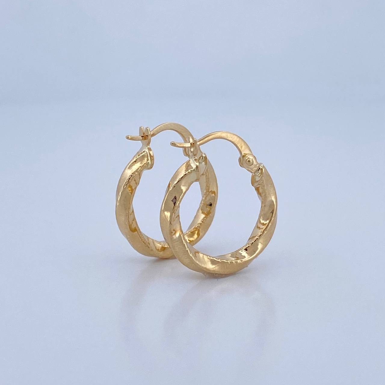Hoop Earrings 1.75gr / 0.8in / 18K Gold &
