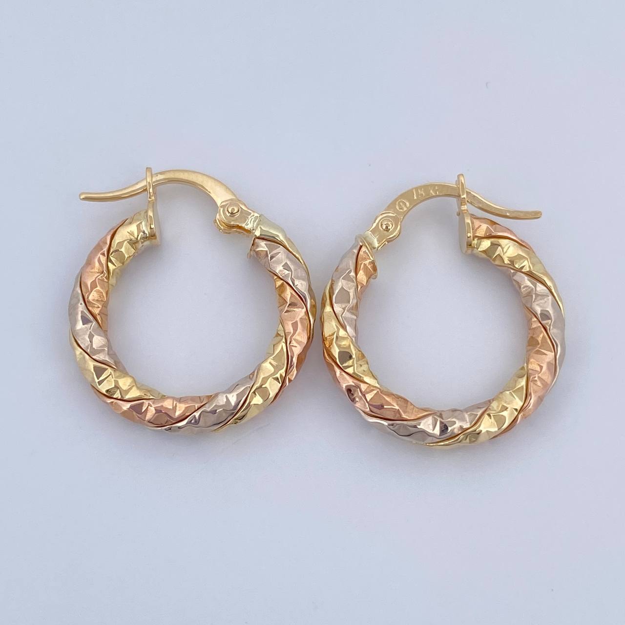 Majo Hoop Earrings 2.65gr / 3/4 in / Three 18K Golds