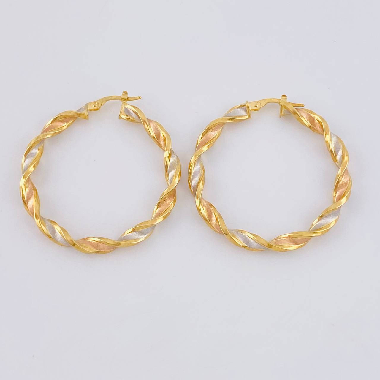 Hoop Earrings Entorcharda Matte 3.7 g / 1 1/2 in Three Golds 18K