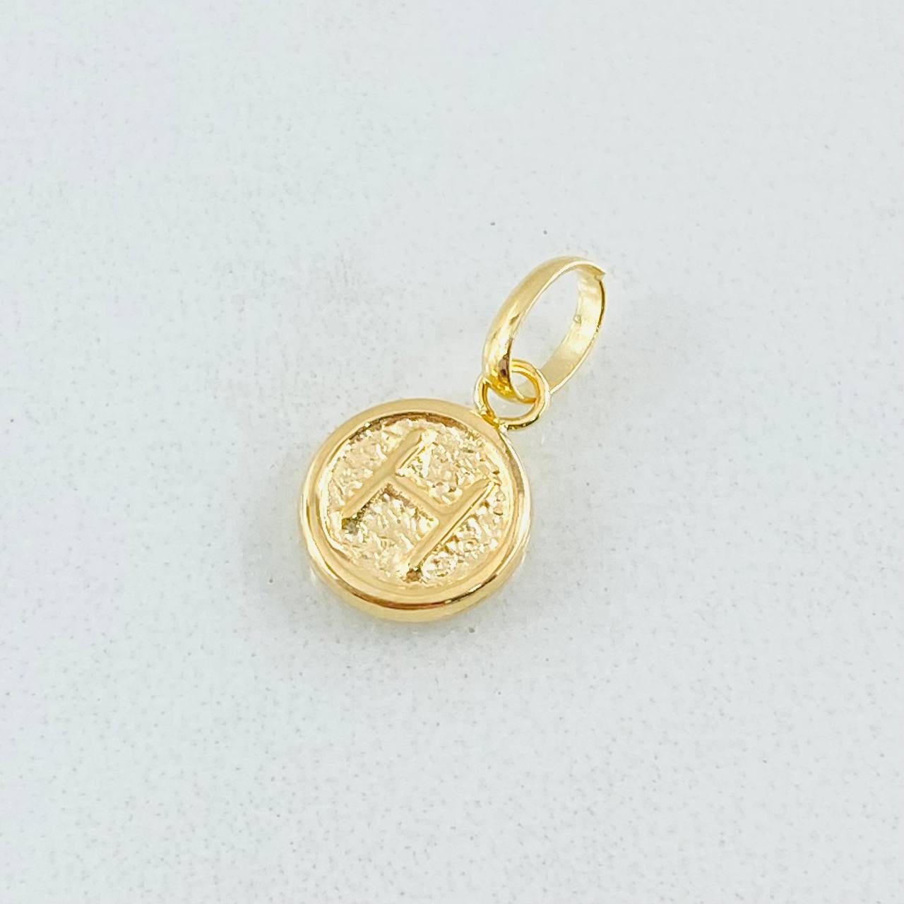 Dije Letra H 0.35gr / 1/2 in / Oro Amarillo 18K