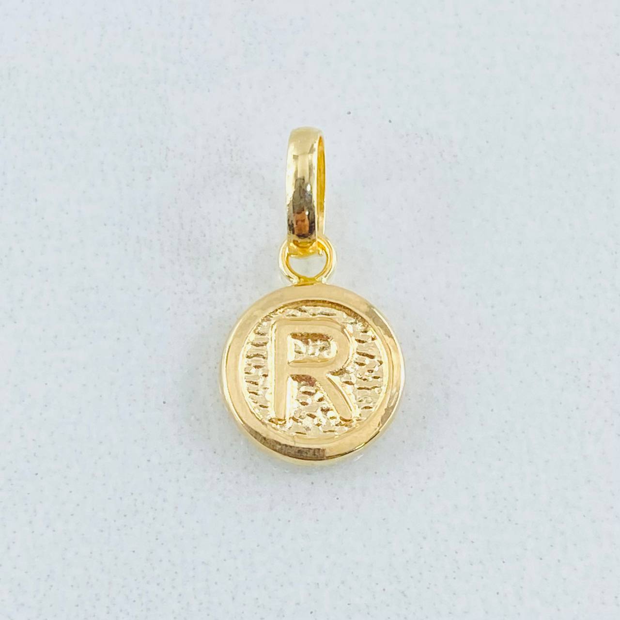 Dije Letra R 0.35gr / 1/2 in / Oro Amarillo 18K