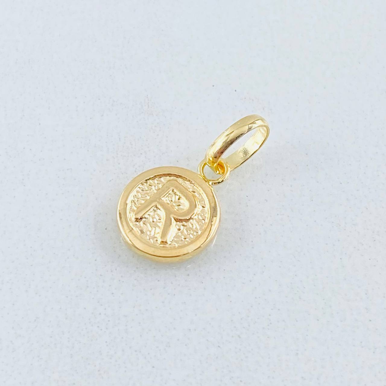 Dije Letra R 0.35gr / 1/2 in / Oro Amarillo 18K