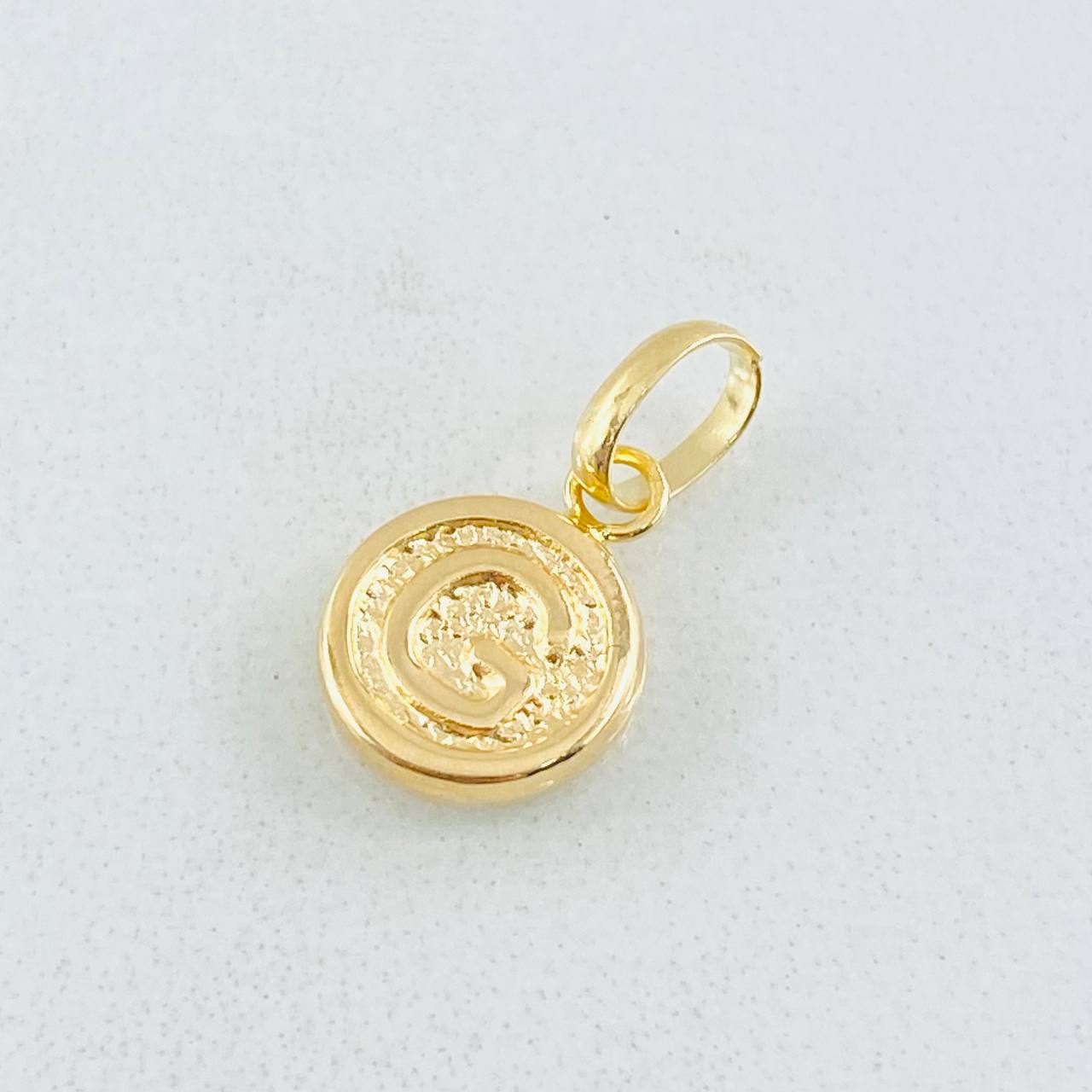 Dije Letra G 0.35gr / 1.5cm / Oro Amarillo 18K