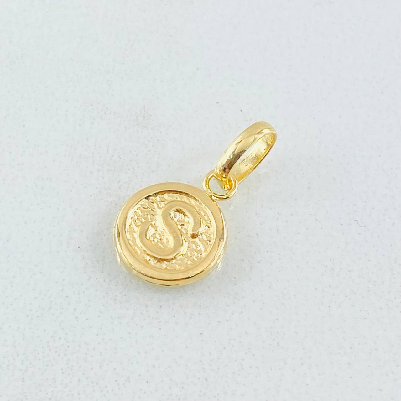 Dije Letra S 0.35gr / 1/2 in / Oro Amarillo 18K