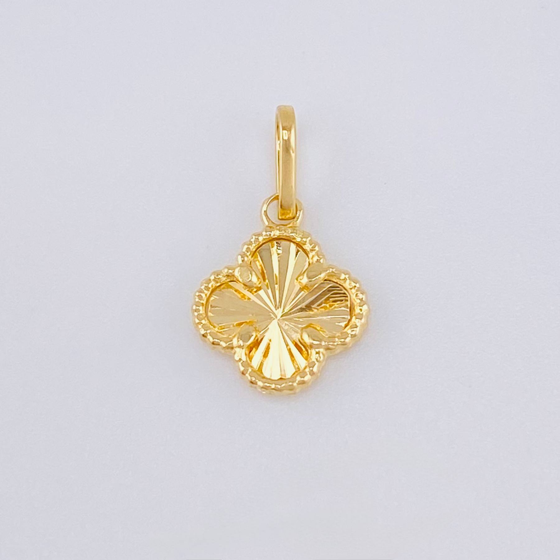 Golden Clover Pendant 0.8 g / 3/4 in 18K Yellow Gold