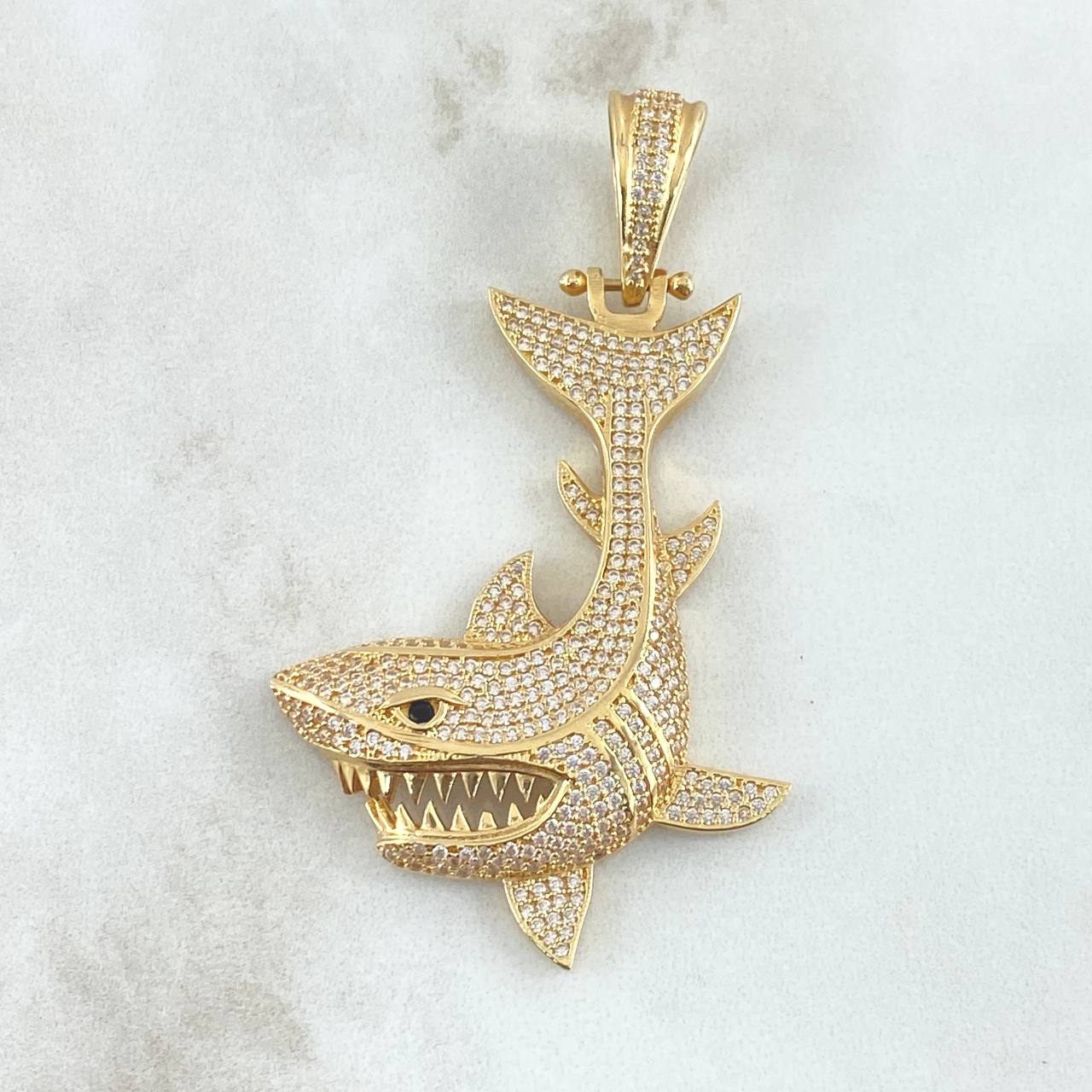 Dije Tiburón 12.55gr / 6.3cm / Circones Blancos Oro Amarillo 18K ©