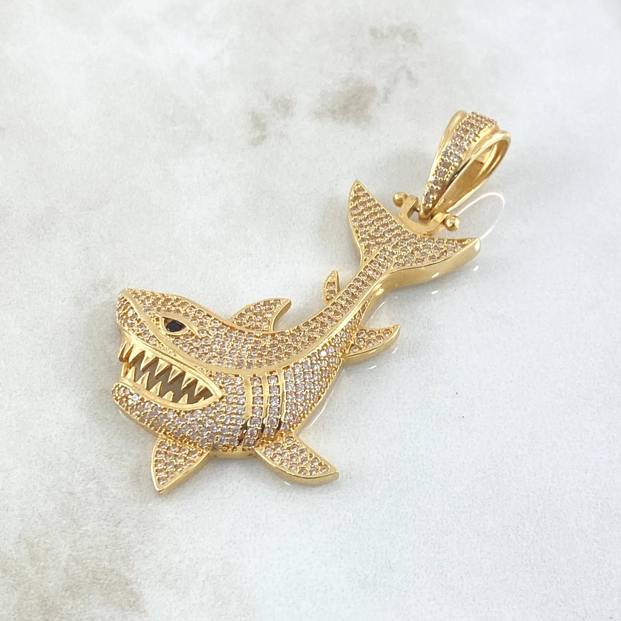 Dije Tiburón 12.55gr / 6.3cm / Circones Blancos Oro Amarillo 18K ©