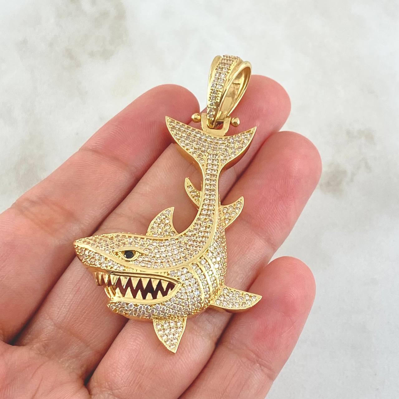 Dije Tiburón 12.55gr / 6.3cm / Circones Blancos Oro Amarillo 18K ©