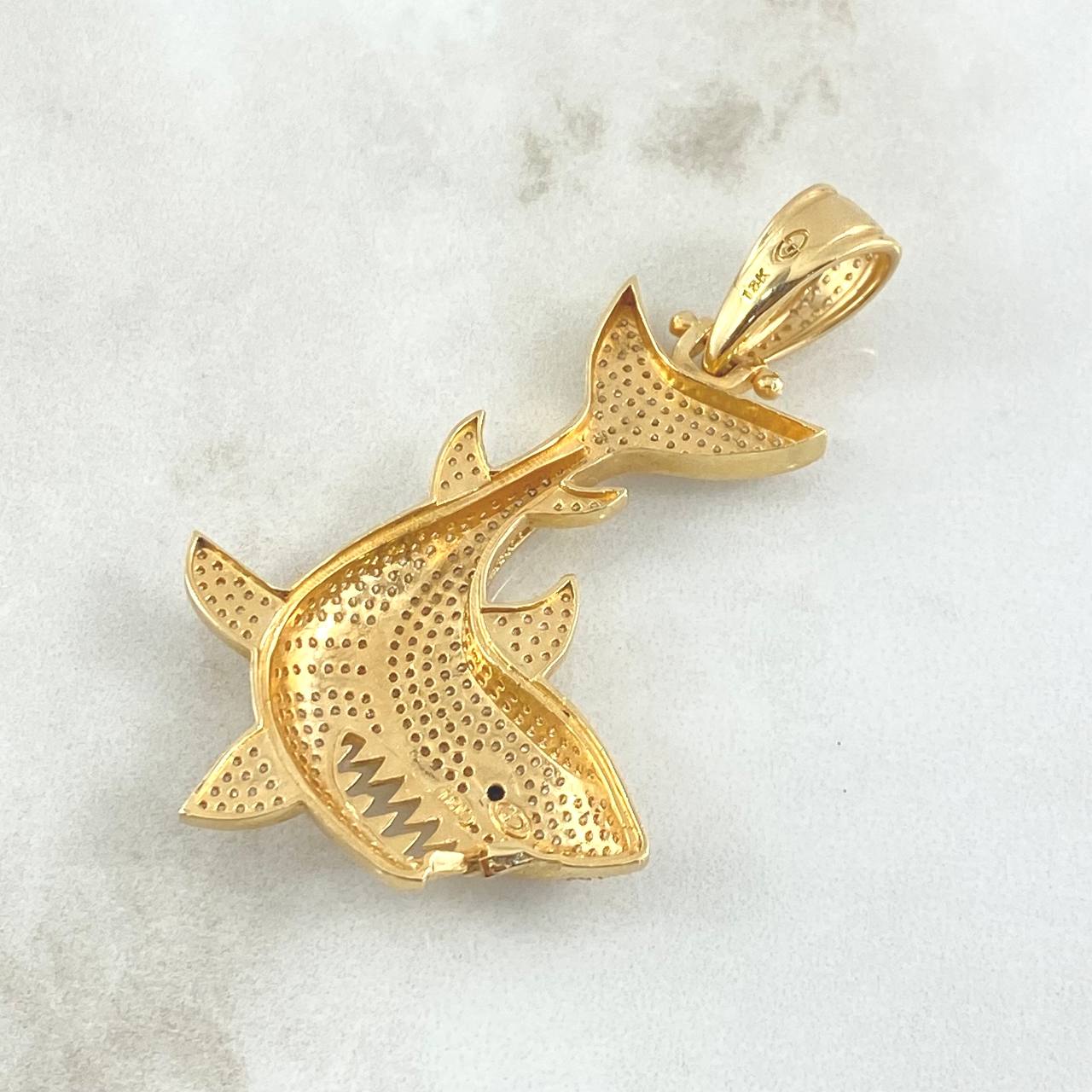 Dije Tiburón 12.55gr / 6.3cm / Circones Blancos Oro Amarillo 18K ©