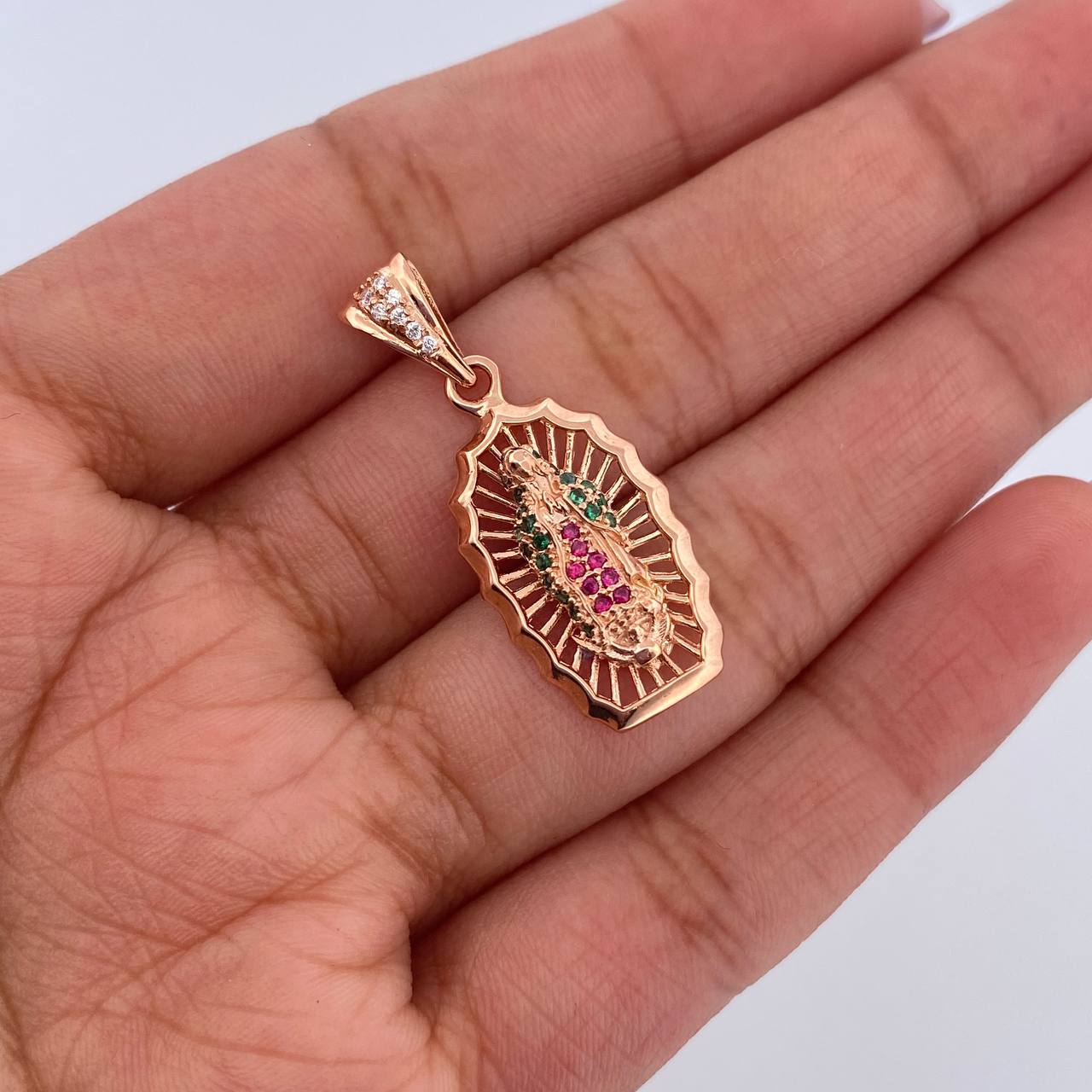 Dije Virgen Guadalupe 2.7gr / 3.1cm / Circones Fucsias Verdes Blancos Oro Rosa 18K &
