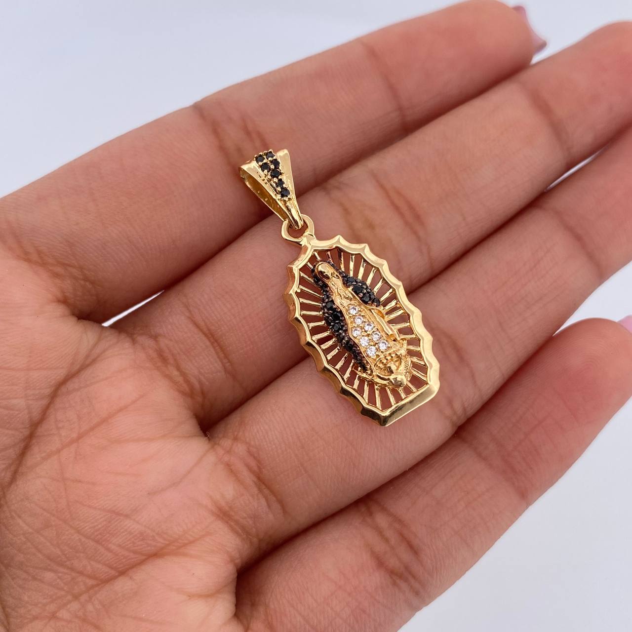 Dije Virgen Guadalupe 3gr / 3.1cm / Circones Negros Blancos Oro Amarillo 18K &