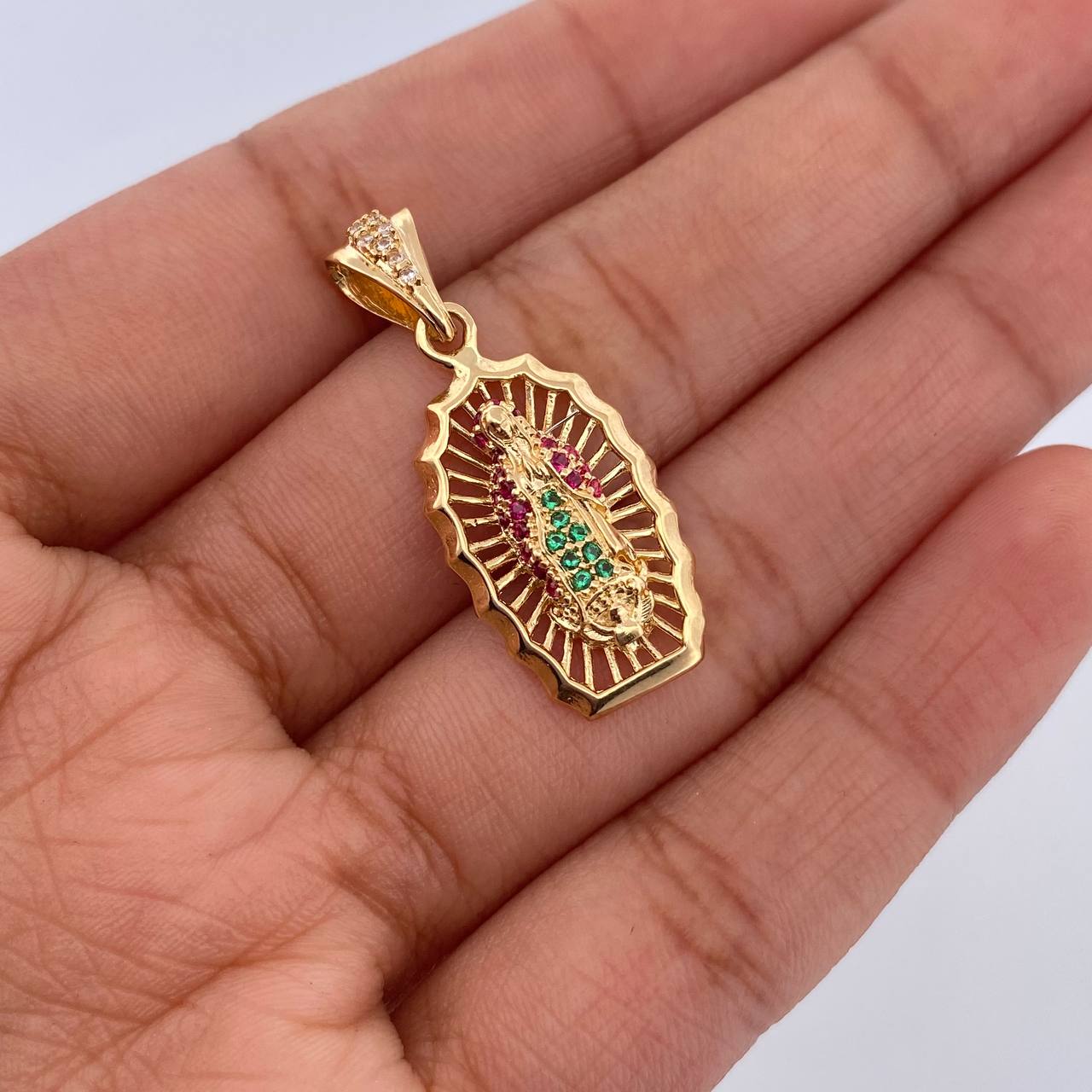 Dije Virgen Guadalupe 2.95gr / 3.1cm / Circones Fucsias Verdes Blancos Oro Amarillo 18K &